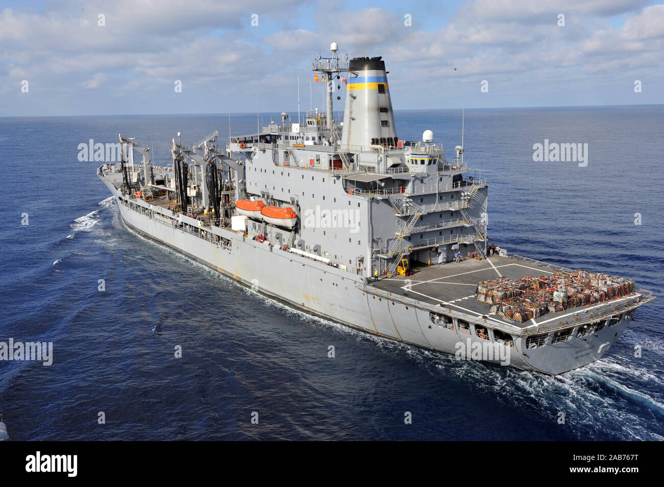 SOUTH CHINA SEA (Feb. 8, 2013) Die Military Sealift Command flotte Auffüllung öler USNS Rappahannock (T-AO 204) ist im Gange, neben der Vorwärts - bereitgestellt Amphibisches Schiff USS BONHOMME RICHARD (LHD6). Ddie Bonhomme Richard amphibischen bereit, Gruppe, die derzeit auf die Bereitstellung in den USA 7 Flotte Verantwortungsbereich, amphibischen Integration Training, Zertifizierung übung nehmen und in der jährlichen multinationale Combined Joint training Cobra Gold beteiligen. Stockfoto