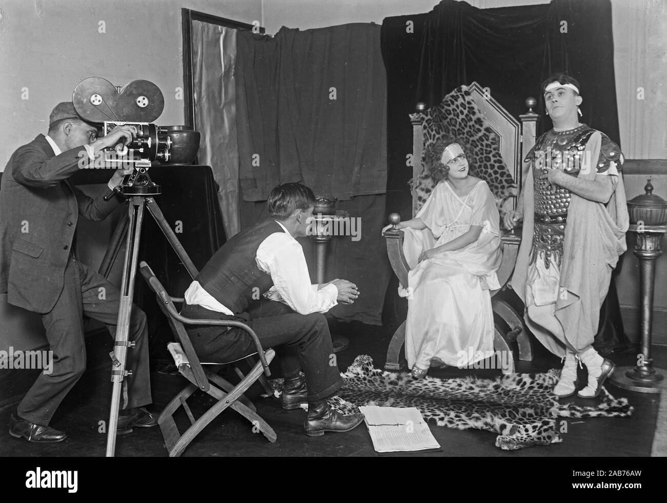 Akteure und Motion picture Kamera während der Dreharbeiten ein stiller Film kann. 1922 Stockfoto