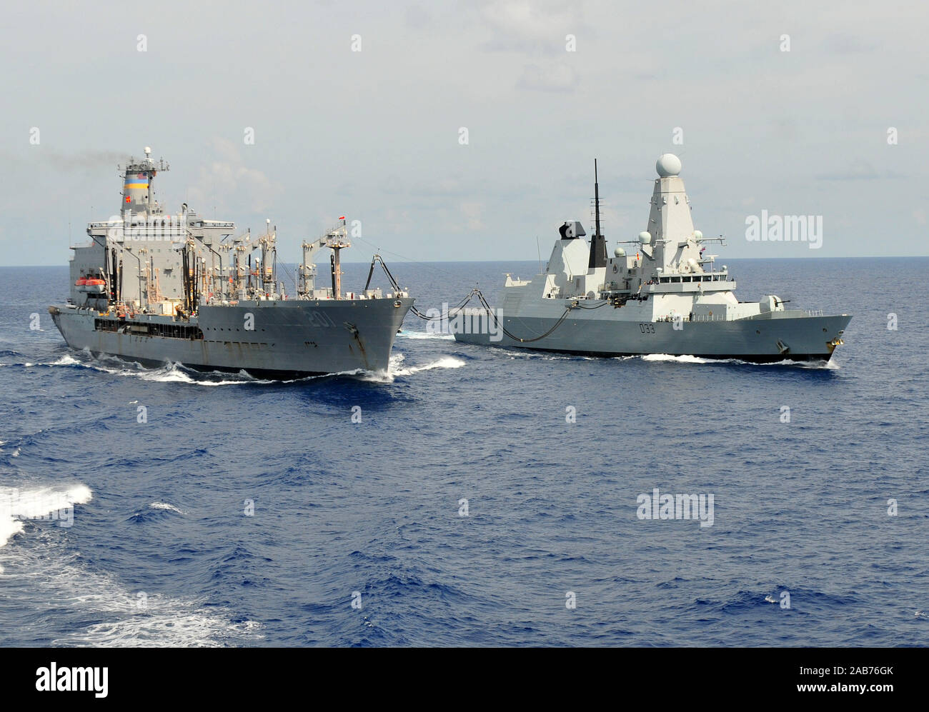 Karibik (Sept. 25, 2012) der Royal Navy, die Zerstörer HMS Dauntless (D33), rechts, führt eine Auffüllung auf See mit dem Militär Sealift Command flotte Auffüllung öler USNS Patuxent (T-AO 201) Während UNITAS Atlantic 53-2012. UNITAS ist eine jährliche multi-nationalen Übung gehostet von US-Flotte, die seestreitkräfte Partner aus sieben Nationen Interoperabilität und Zusammenarbeit zu fördern. Stockfoto