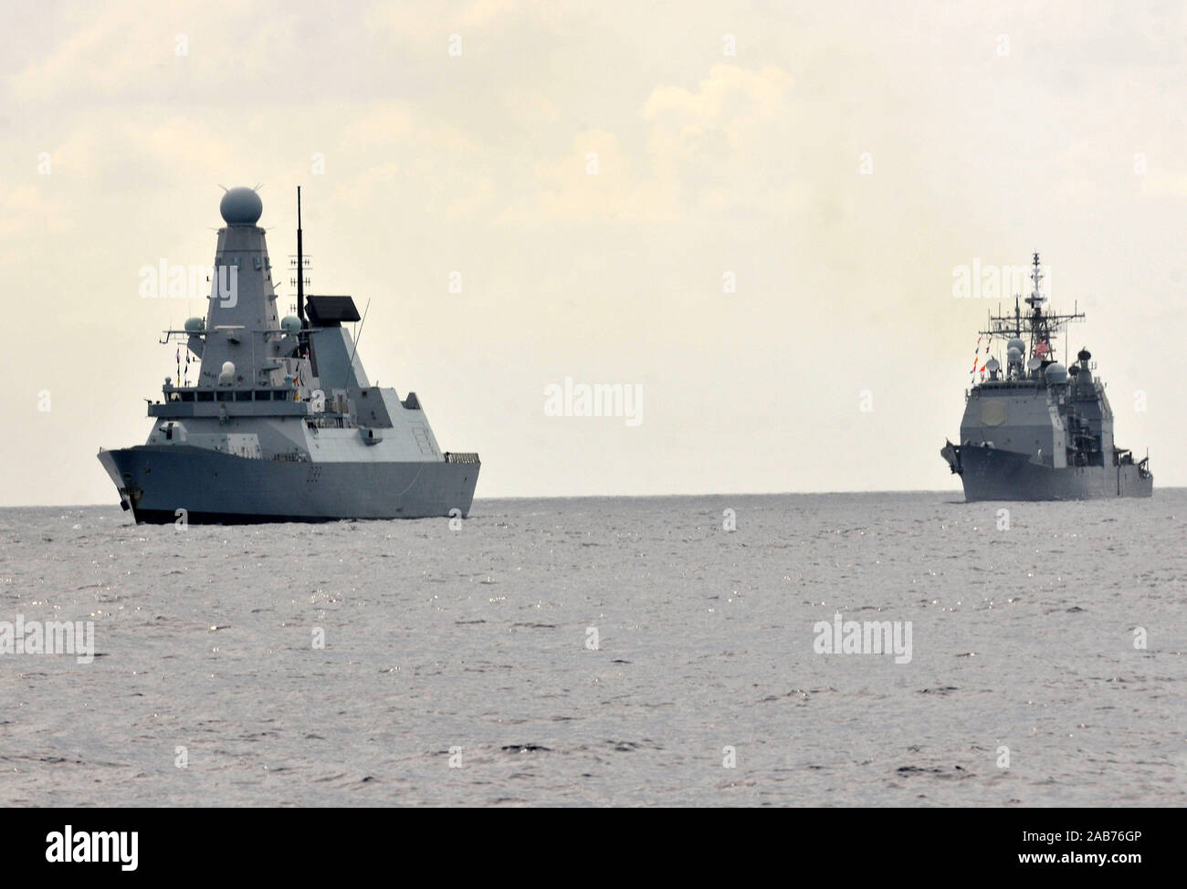 Karibik (Sept. 27, 2012) der Royal Navy, die Zerstörer HMS Dauntless (D-33), Links, ist im Gange, die sich in der Ausbildung mit der ticonderoga-Klasse geführte-missile Cruiser USS Anzio (CG68) während der UNITAS Atlantic 2012. UNITAS ist eine jährliche multi-nationale Bewegung, die Seestreitkräfte aus 13 Partnerstaaten Interoperabilität und Zusammenarbeit untereinander zu fördern und wird von der vierten Flotte. Stockfoto