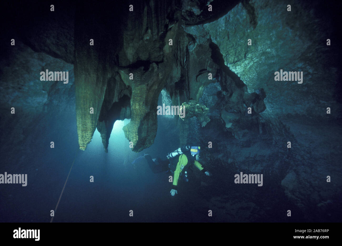 Diver Keir Vaughan-Taylor schwimmt unter Verein - Stalagmiten in überschwemmten McCavity Höhle. Wellington Höhlen, New South Wales, Australien Stockfoto