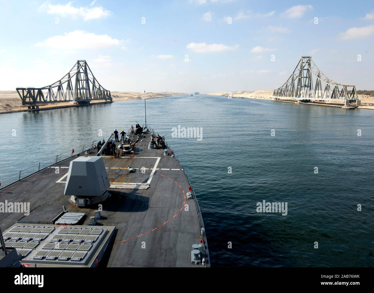 SUEZ CANAL (Sept. 2, 2012) Die geführte Anti-raketen-Zerstörer USS James E. Williams (DDG95) übergibt die Drehbrücke El Ferdan, wie das Schiff Transite den Suezkanal. James E. Williams ist in die USA 5 Flotte Verantwortungsbereich Durchführung Maritime Security Operations eingesetzt, Theater Sicherheit Bemühungen um Zusammenarbeit und Unterstützung für die Operation Enduring Freedom. Stockfoto