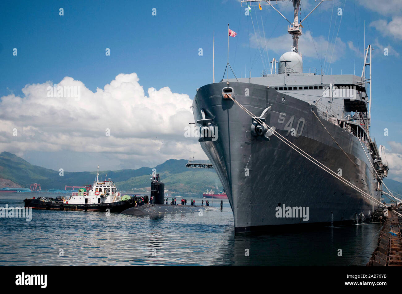 UBIC BAY, Philippinen (Sept. 7, 2012) Die Virginia-u-Boot USS Missouri (SSN776) zieht neben den u-boot Tender USS Frank Kabel (wie 40). Frank Kabel führt die Wartung und den Support von U-Booten und Überwasserschiffen in den USA 7 Flotte Verantwortungsbereich eingesetzt. Stockfoto