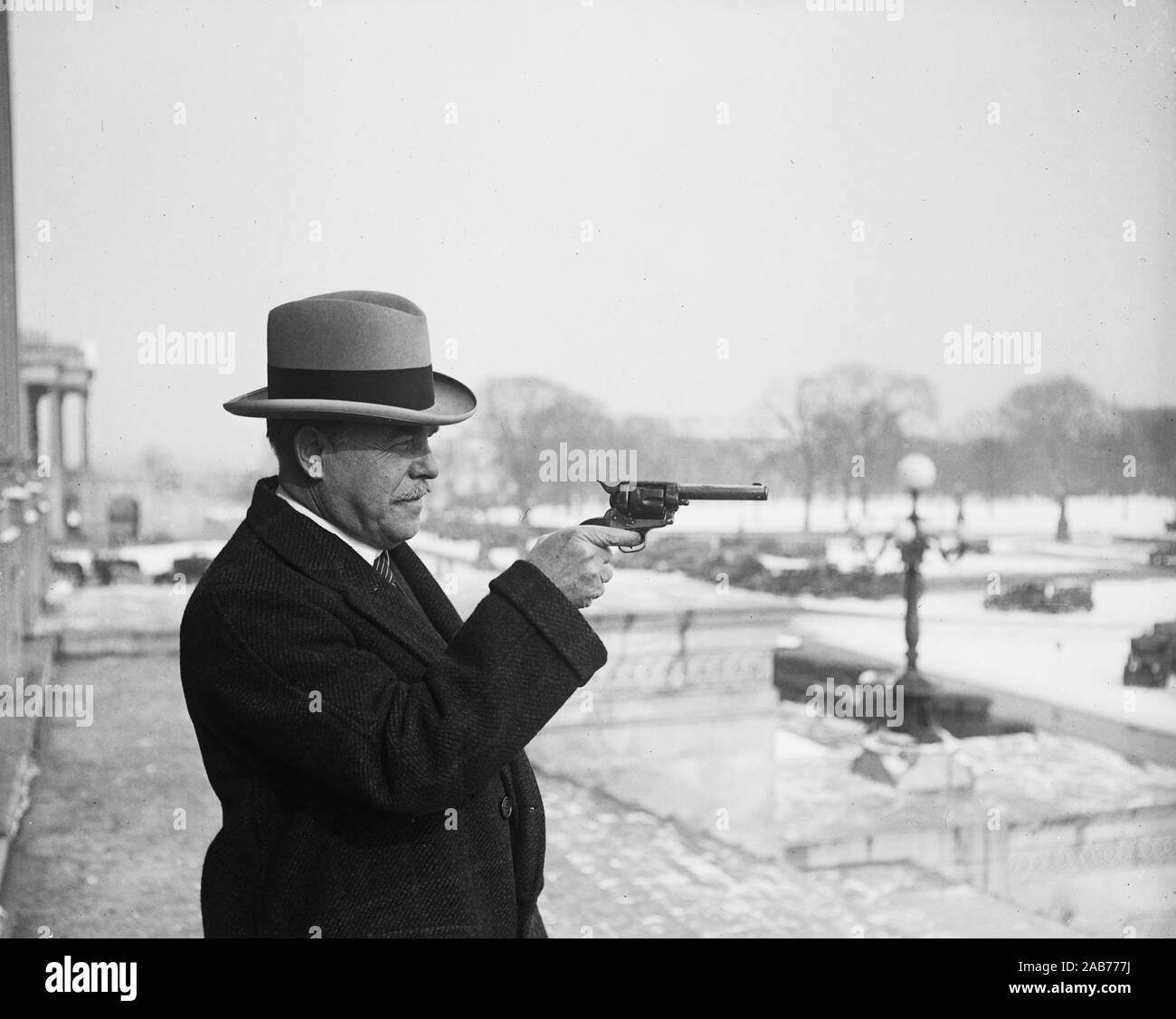 Kongressabgeordnete Nicholas Longworth mit Gewehr auf U.S. Capitol Ca. Januar oder Februar 1930 Stockfoto
