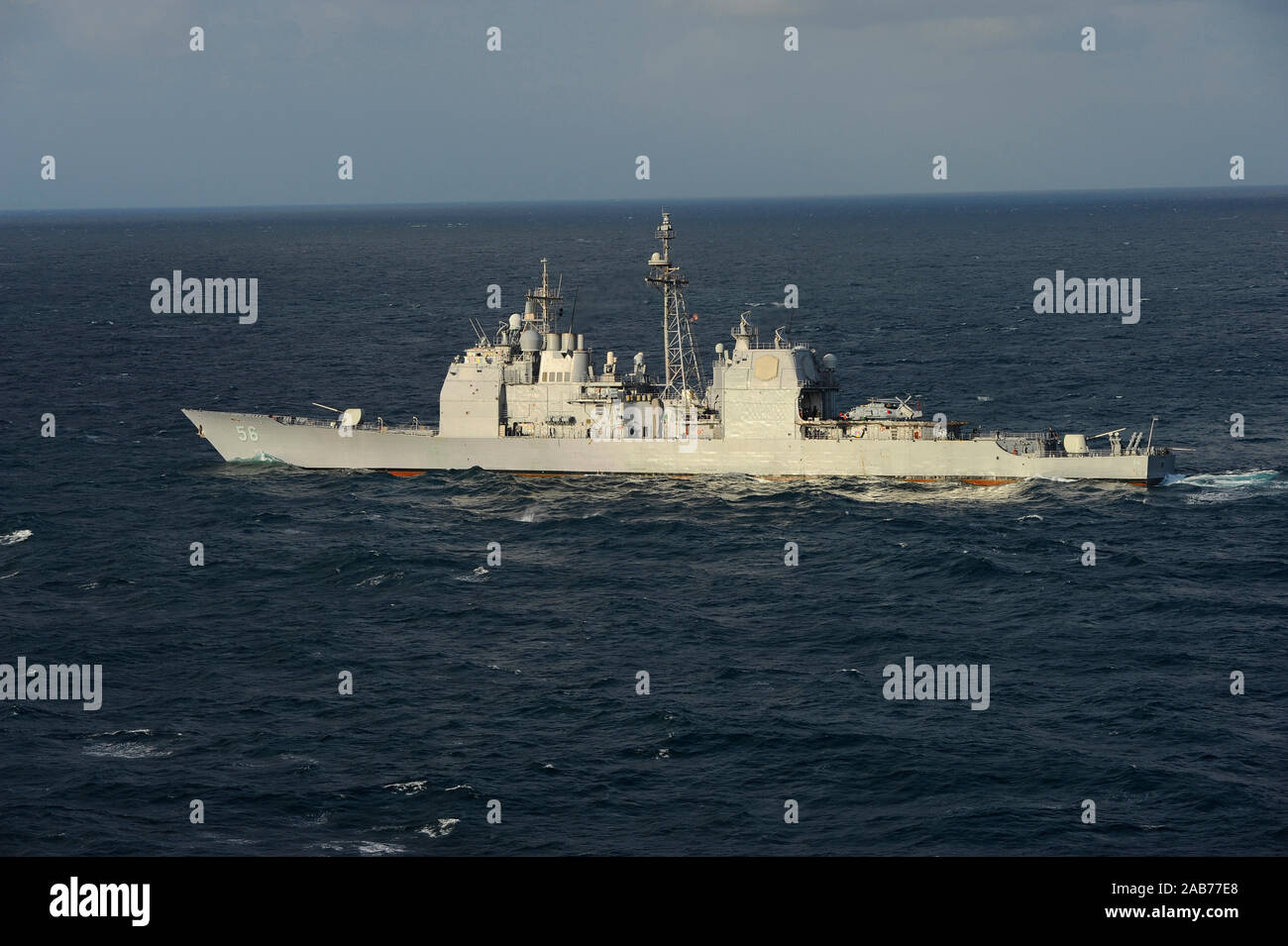 Atlantik (Okt. 2010) 14, 2012) Die Ticonderoga-Klasse geführte-missile Cruiser USS San Jacinto (CG56) arbeitet unter seiner eigenen Macht. San Jacinto ist die Durchführung einer Gruppe Segel mit dem Harry S. Truman Carrier Strike Group. Stockfoto