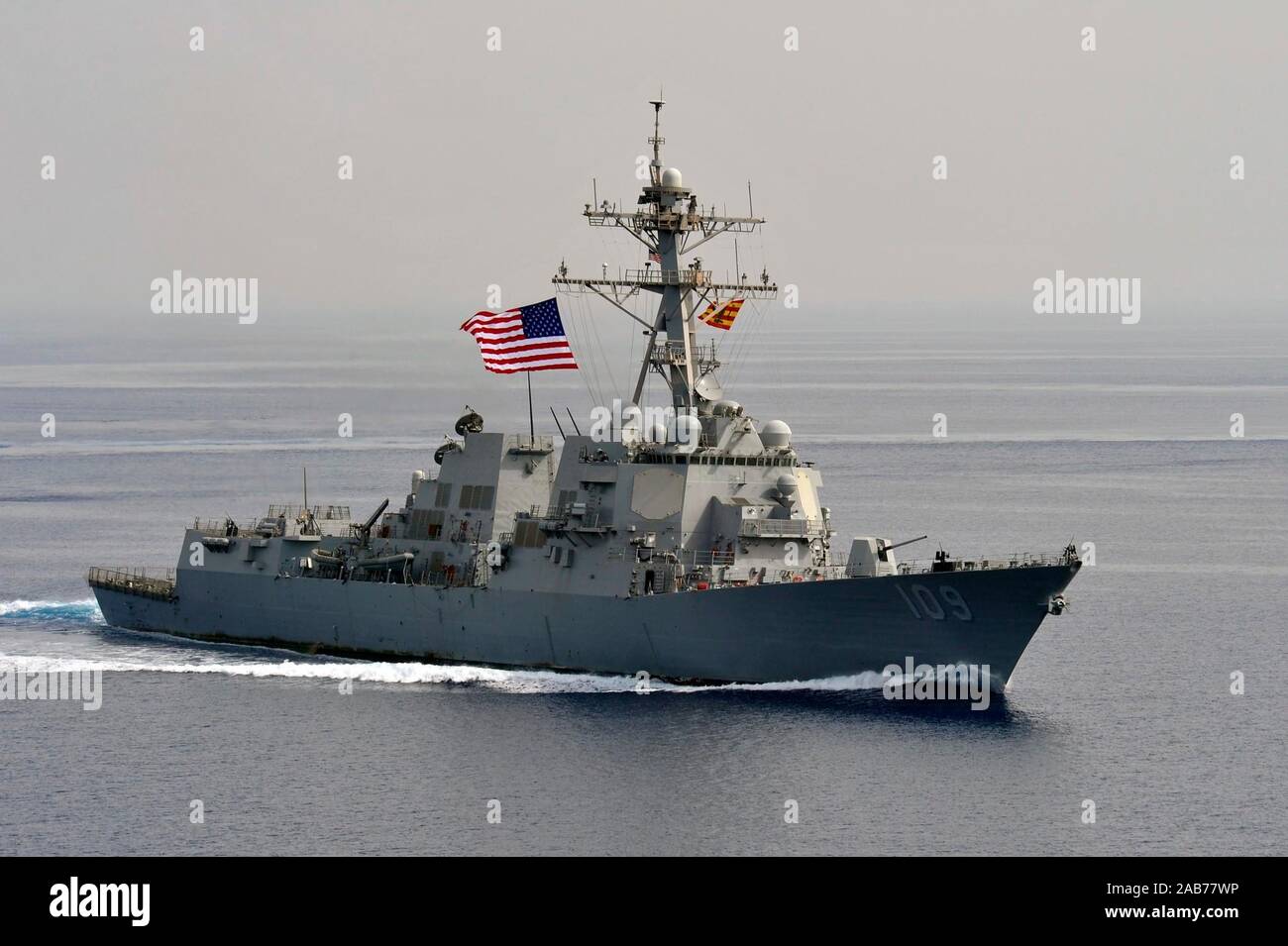 (14. März 2013) Die geführte Anti-raketen-Zerstörer USS Jason Dunham (DDG109) Transite in den USA 5 Flotte Verantwortungsbereich. Stockfoto