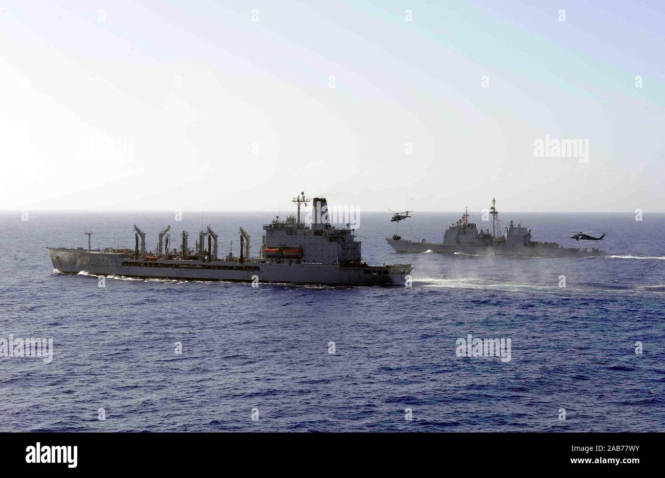 Pazifik (14. April 2013) Die geführte-missile Cruiser USS Mobile Bay (CG53) zieht neben den militärischen Sealift Command schnell Combat support ship USNS Brücke (T-AOE 10) während eine Auffüll-anforderung auf See Evolution. Stockfoto