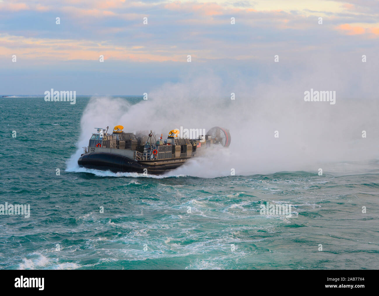 Atlantik (13. März 2013) A Landing Craft air cushion (LCAC) tritt das Deck des Amphibischen dock Landung Schiff USS Carter Hall (LSD 50). Stockfoto