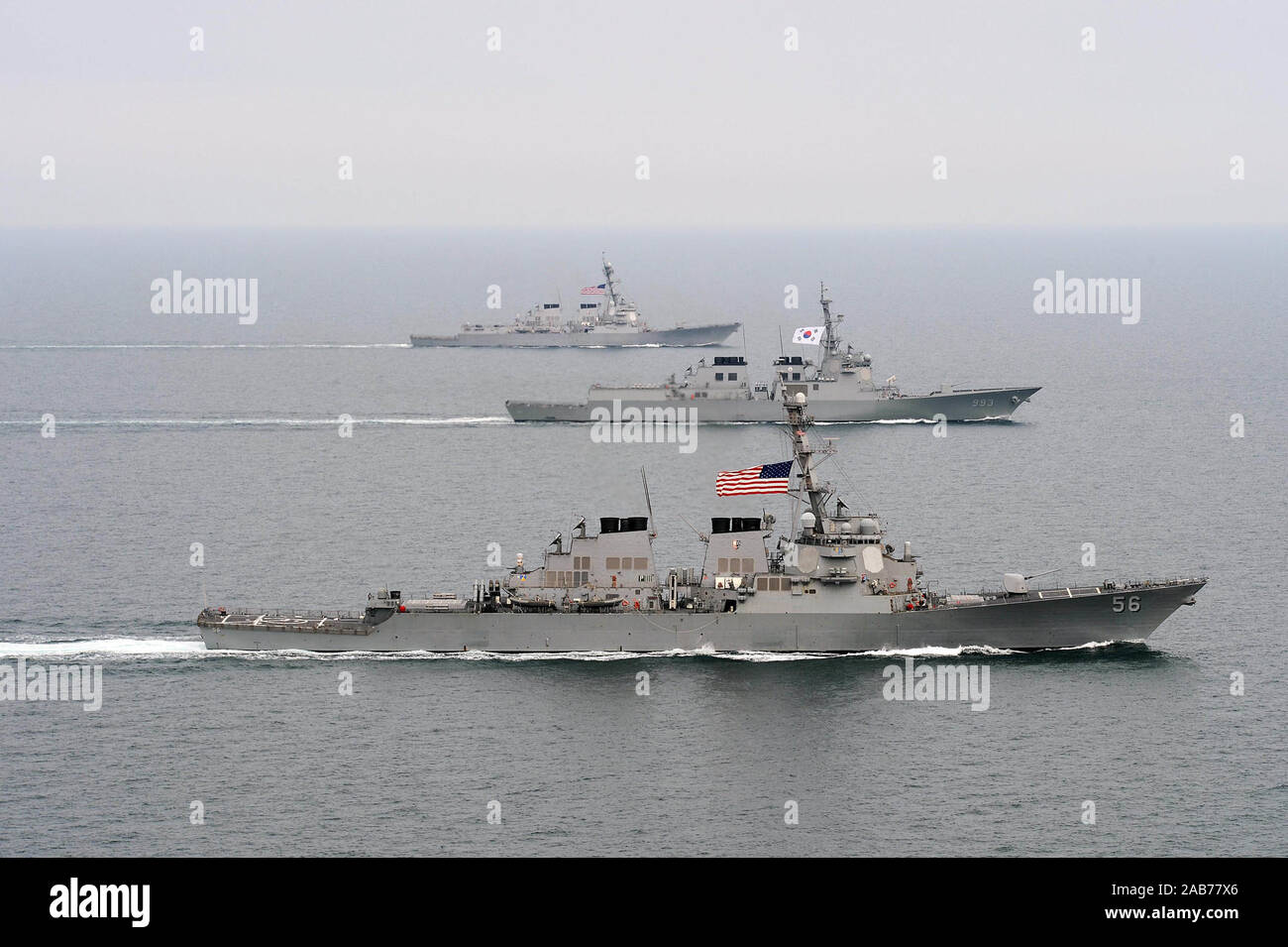 (17 März 2013) Der Arleigh-burke-Klasse geführte Anti-raketen-Zerstörer USS John S. McCain (DDG56), vorne, die Marine der Republik Korea Aegis-Klasse Zerstörer ROKS Seoae-Yu - Seong-Ryong (DDG993), in der Mitte und der Arleigh-burke-Klasse geführte Anti-raketen-Zerstörer USS McCampbell (DDG85) bewegen sich in Formation während der Übung Fohlen Adler 2013. Stockfoto
