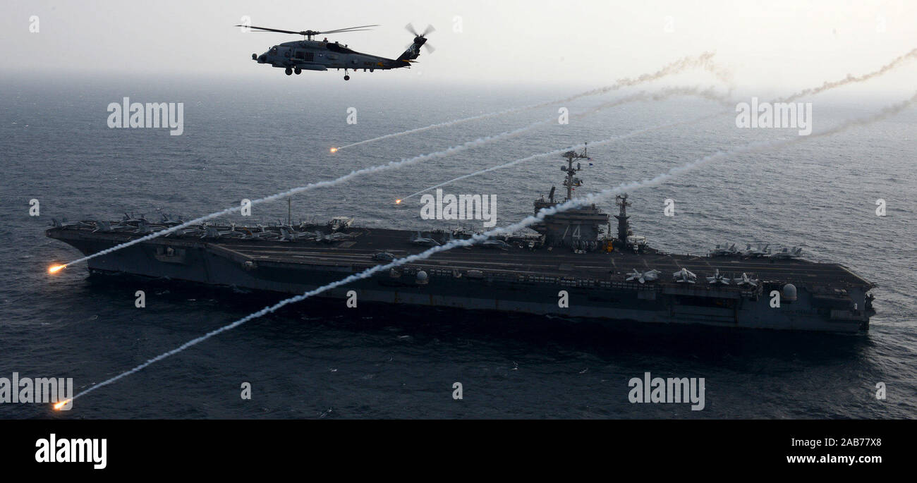 (Feb. 15, 2013) Einem MH-60R Sea Hawk von den Raptors von Hubschrauber Maritime Strike Squadron (HSM) 71 Stößt flares Neben dem Flugzeugträger USS John C Stennis (CVN 74). Stockfoto