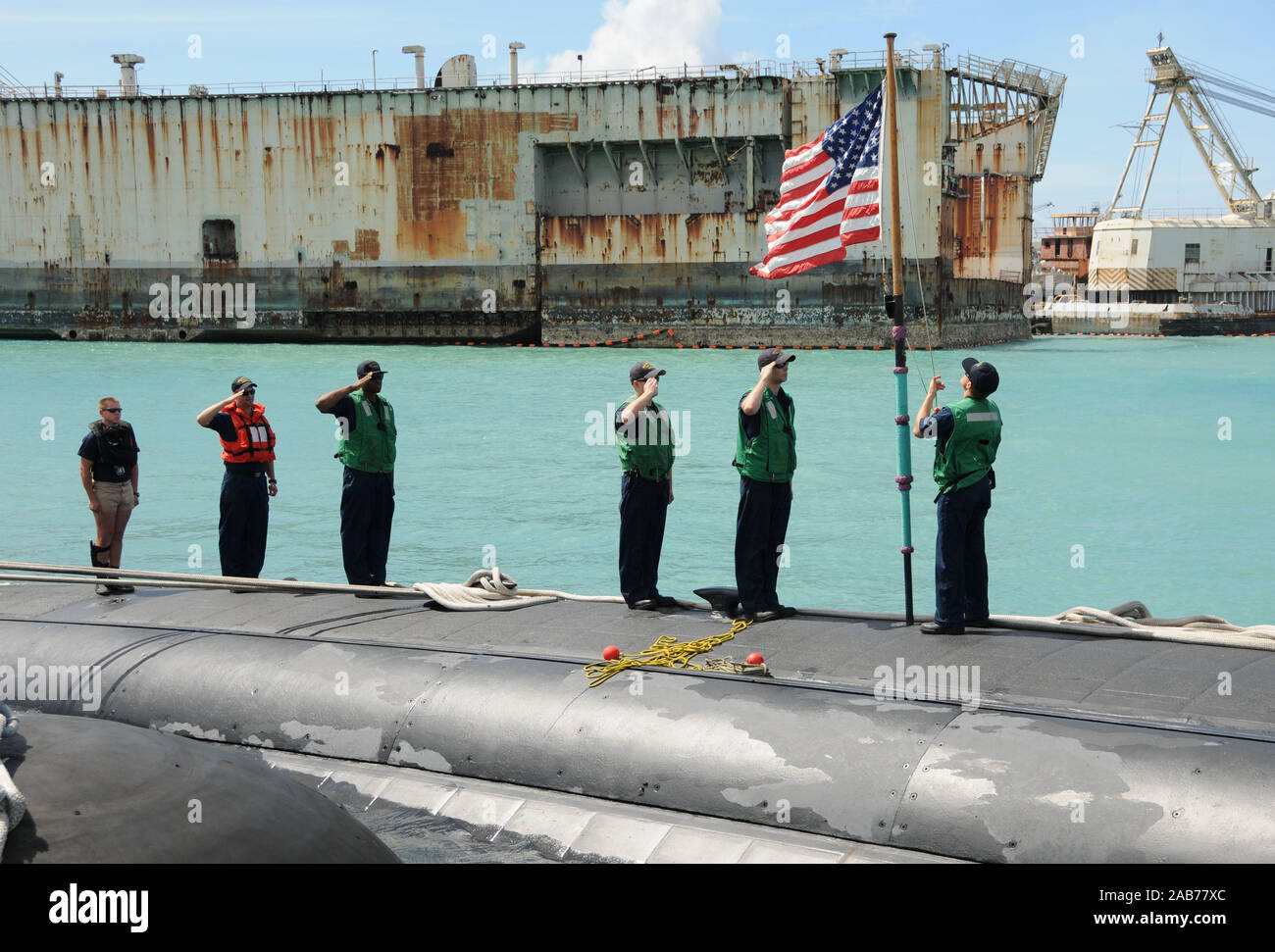 APRA HARBOR, Guam (15. April 2013) Matrosen an Bord der Los Angeles-Klasse Angriffs-U-Boot USS Charlotte (SSN 766) verschieben Sie Farben nach dem u-boot Mauren in Apra Harbor Wartung und Freiheit zu führen. Stockfoto