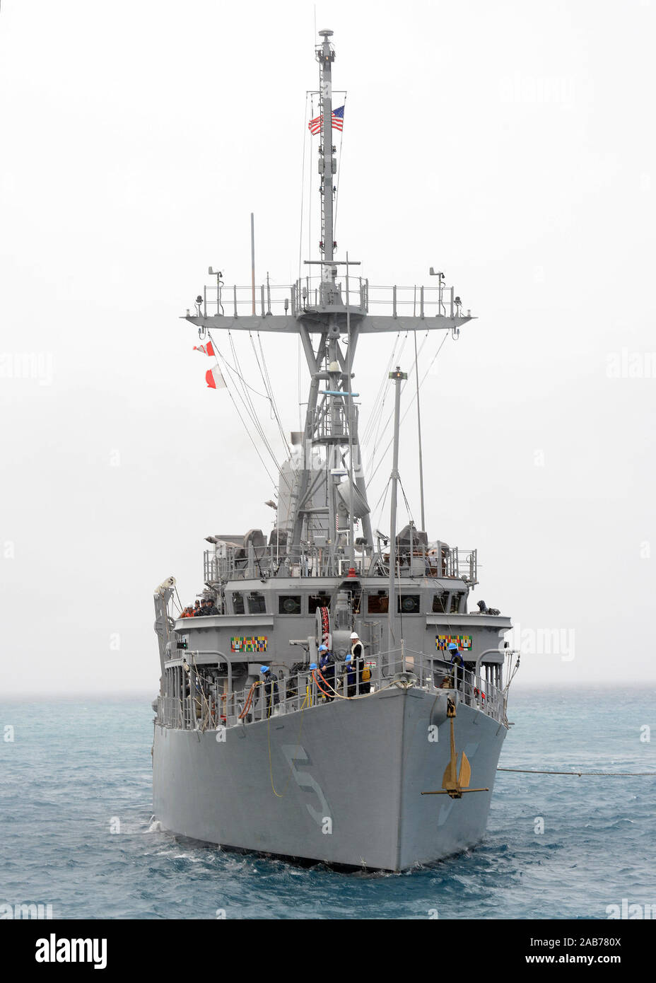 OKINAWA, Japan (Jan. 8, 2013) Die mine Gegenmaßnahmen Schiff USS Guardian (MCM 5) am weißen Strand Marinestützpunkt kommt für einen Hafen besuchen und liefern Nachschub während seiner 2013 Patrouille in den USA 7 Flotte Verantwortungsbereich. Stockfoto