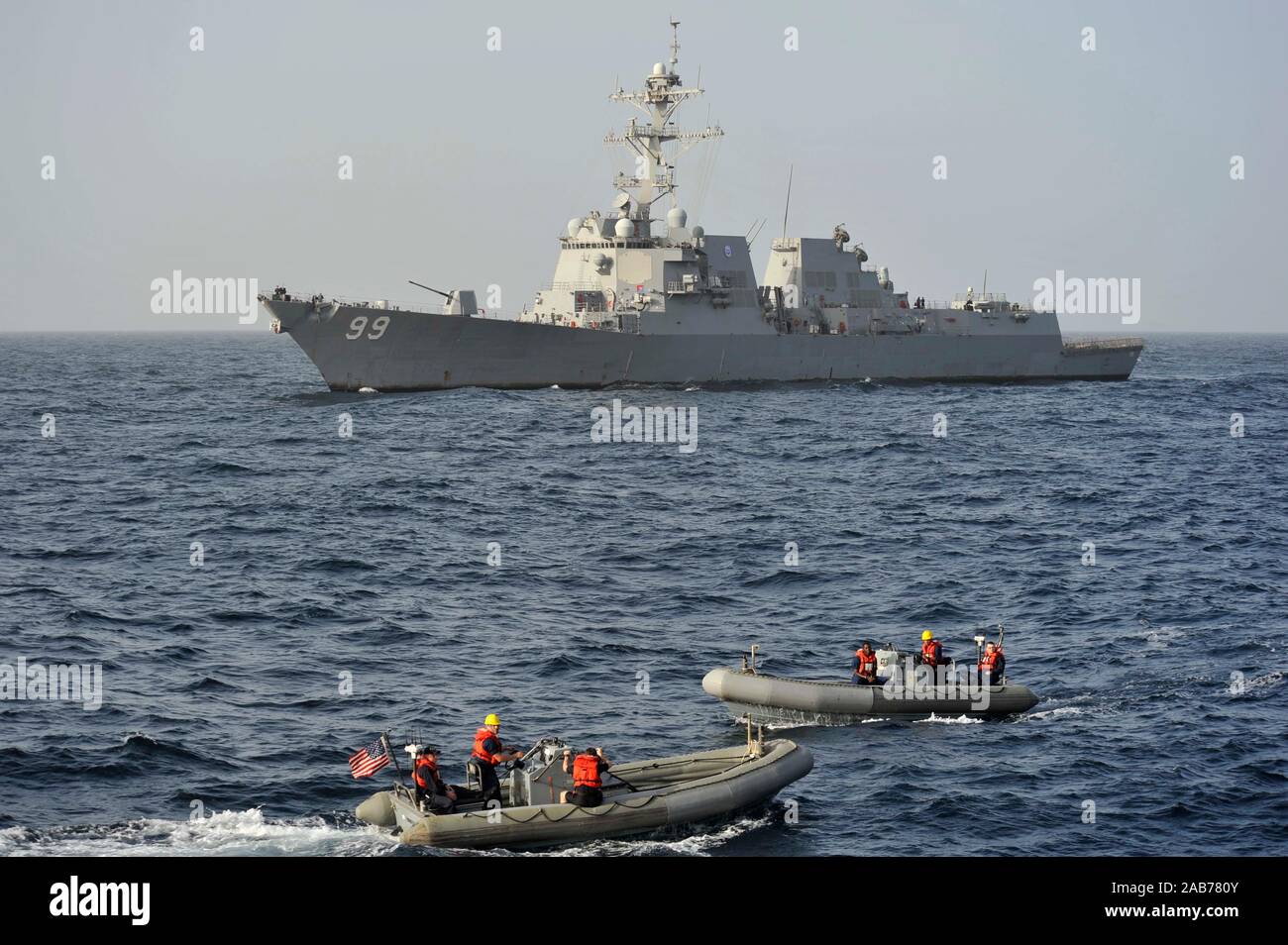 (Jan. 16, 2013) Segler aus der geführten Anti-raketen-Zerstörer USS Jason Dunham (DDG109) Manöver im Starren - Rumpf aufblasbare Boote in der Nähe der geführte Anti-raketen-Zerstörer USS Farragut (DDG99) während eines Besuchs, Board, Durchsuchung und Beschlagnahme. Jason Dunham und Farragut sind mit der John C Stennis Carrier Strike Group in die USA 5 Flotte Verantwortungsbereich Durchführung Maritime Security Operations eingesetzt, Theater Sicherheit Bemühungen um Zusammenarbeit und Unterstützung für die Operation Enduring Freedom. Stockfoto