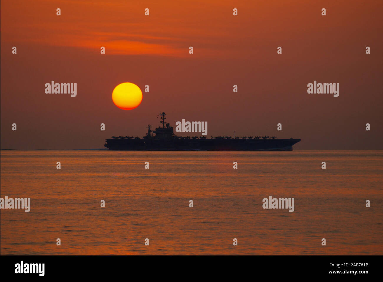 (Jan. 5, 2012) Der Nimitz-Klasse Flugzeugträger USS John C Stennis (CVN 74) betreibt im Arabischen Meer bei Sonnenuntergang. John C Stennis ist in die USA 5 Flotte Verantwortungsbereich Durchführung Maritime Security Operations eingesetzt, Theater Sicherheit Bemühungen um Zusammenarbeit und Unterstützung für die Operation Enduring Freedom. Stockfoto