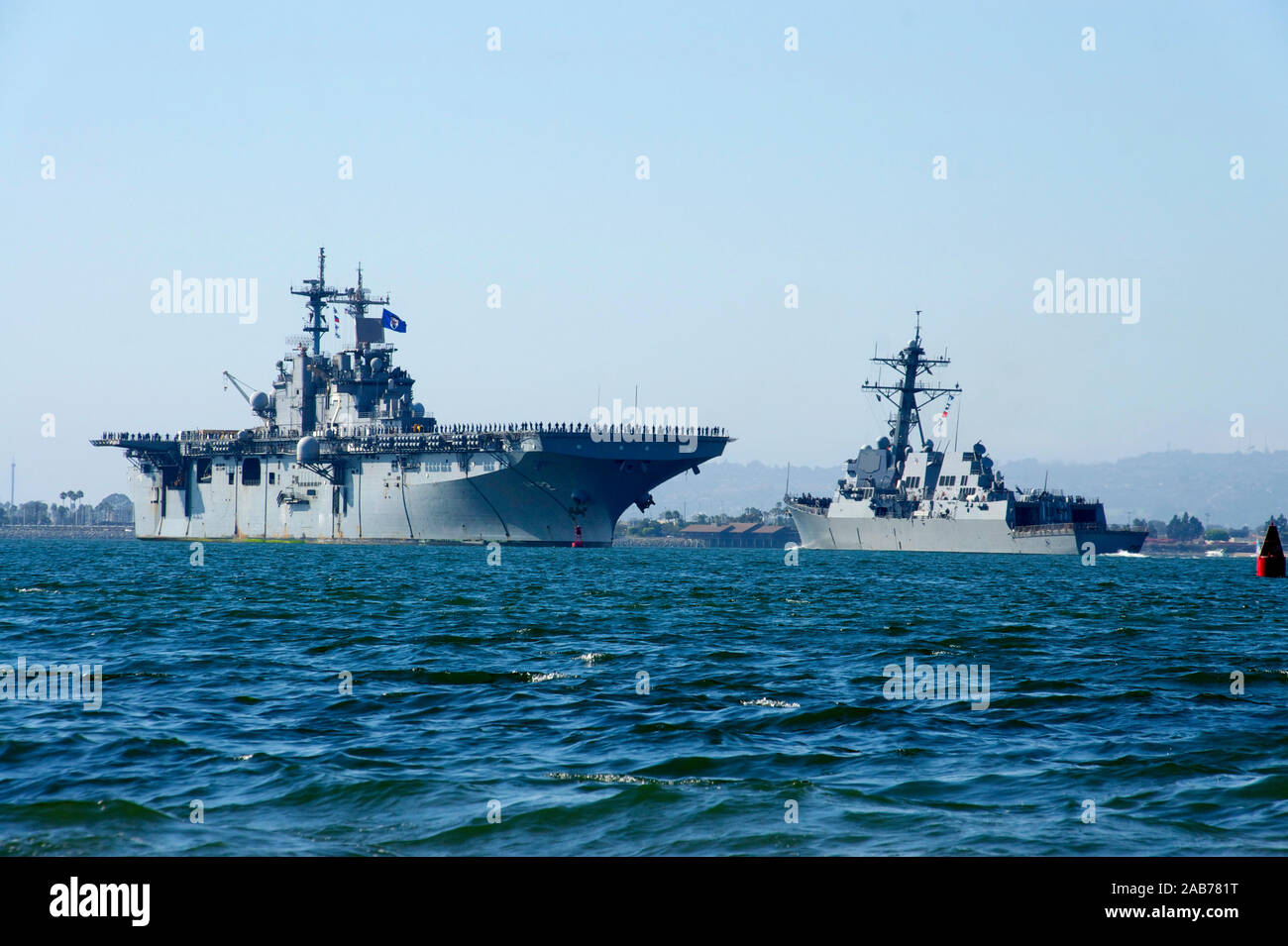 SAN DIEGO (Aug. 14, 2012) Die Amphibious Assault ship USS Essex (LHD2) fließt der Arleigh-Burke-Klasse geführte Anti-raketen-Zerstörer USS Stockdale (DDG106) in der Bucht von San Diego als Essex kehrt nach Hause zurück nach der Teilnahme an der Pacific Rim (Rimpac) Übung. Stockfoto