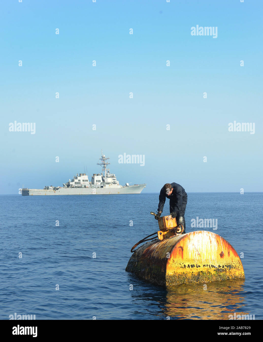 Arabische Meer (Okt. 2010) 9, 2012) eine Marine Diver 3. Klasse, zugeordnet zu den Mobilen Tauchen und Bergung Unit (MSDU) (1), Firma 1-5 sieht für die Identifizierung Informationen während einer bergungsgruppe Befragung einer Drifting buoy während der geführten Anti-raketen-Zerstörer USS Benfold (DDG65) ganz in der Nähe wartet. Stockfoto