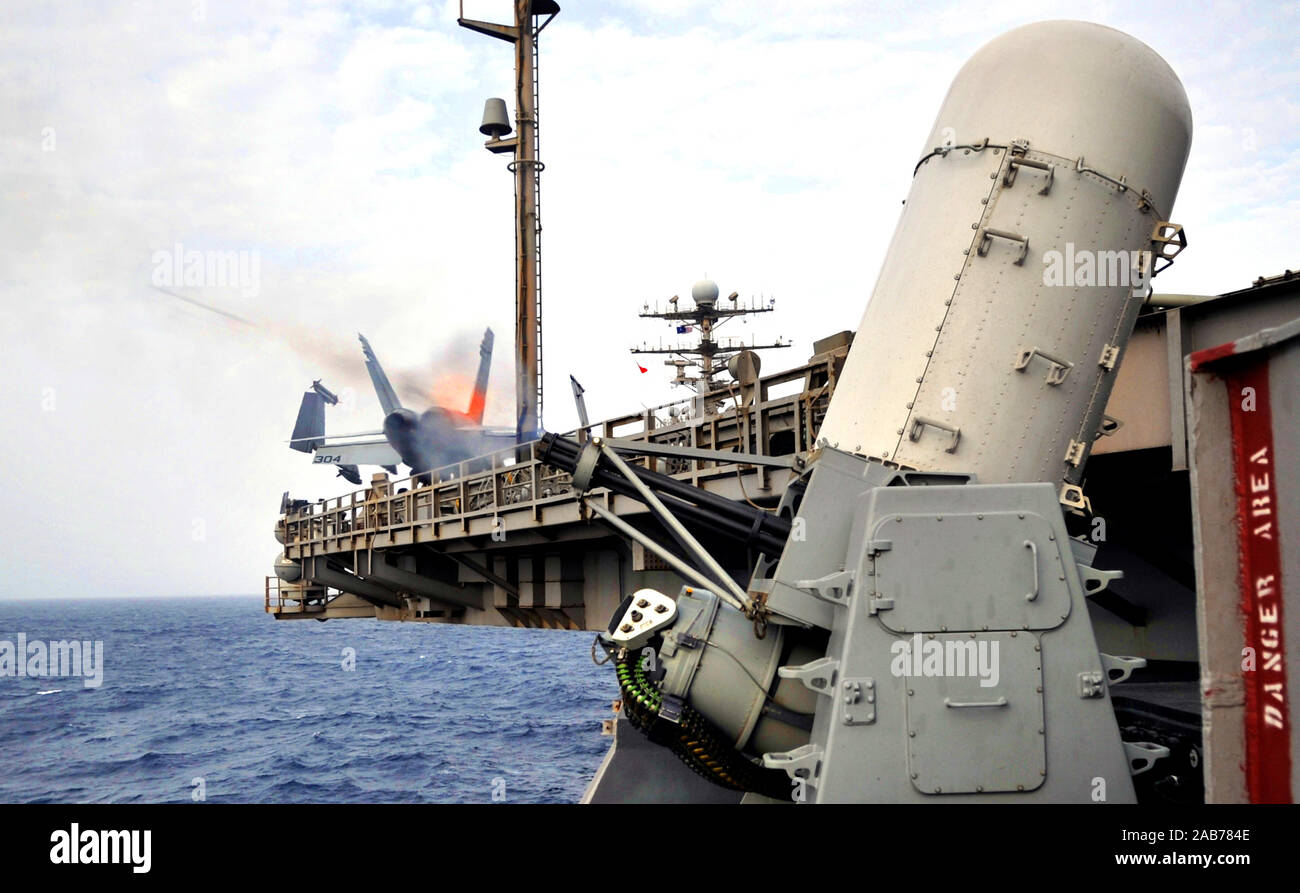 (29. Juni 2012) eine enge - in Waffen System (Ciws) Berg Brände runden während einer Live-fire Übung an Bord der Nimitz-Klasse Flugzeugträger USS Abraham Lincoln (CVN 72). Stockfoto