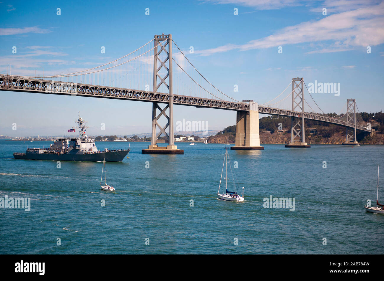 SAN FRANCISCO (Okt. 2010) 6, 2012) Die geführte Anti-raketen-Zerstörer USS Preble (DDG88) verläuft unter der Bay Bridge nach der Parade der Schiffe während San Francisco Fleet Week 2012 (SFFW 12). 12 SFFW ist von Okt. 3-8 geplant und bringt mehr als 2.500 Seemänner, Marinesoldaten und Küstenwache aus vier Schiffe, um die Stadt von San Francisco, um das Personal, Technik und Leistungsfähigkeit der See zu markieren. Stockfoto