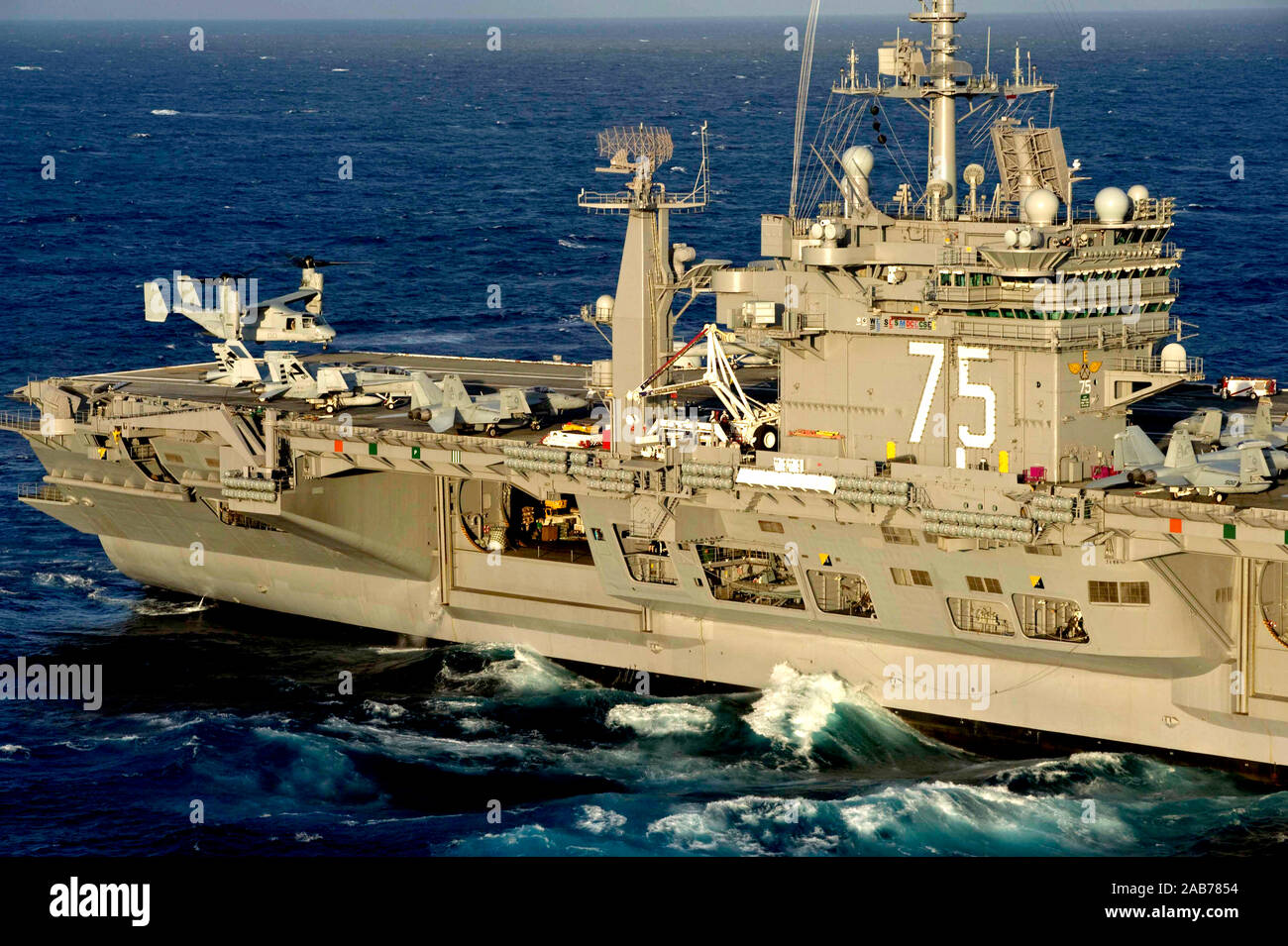 (19. Juli 2012) Eine MV-22 Osprey zugeordnet zu den Stürmen der Marine Tiltrotor Funktionsprüfung und Evaluation Squadron (VMX) 22 landet auf dem Flugdeck der Flugzeugträger USS Harry S. Truman (CVN 75). Stockfoto