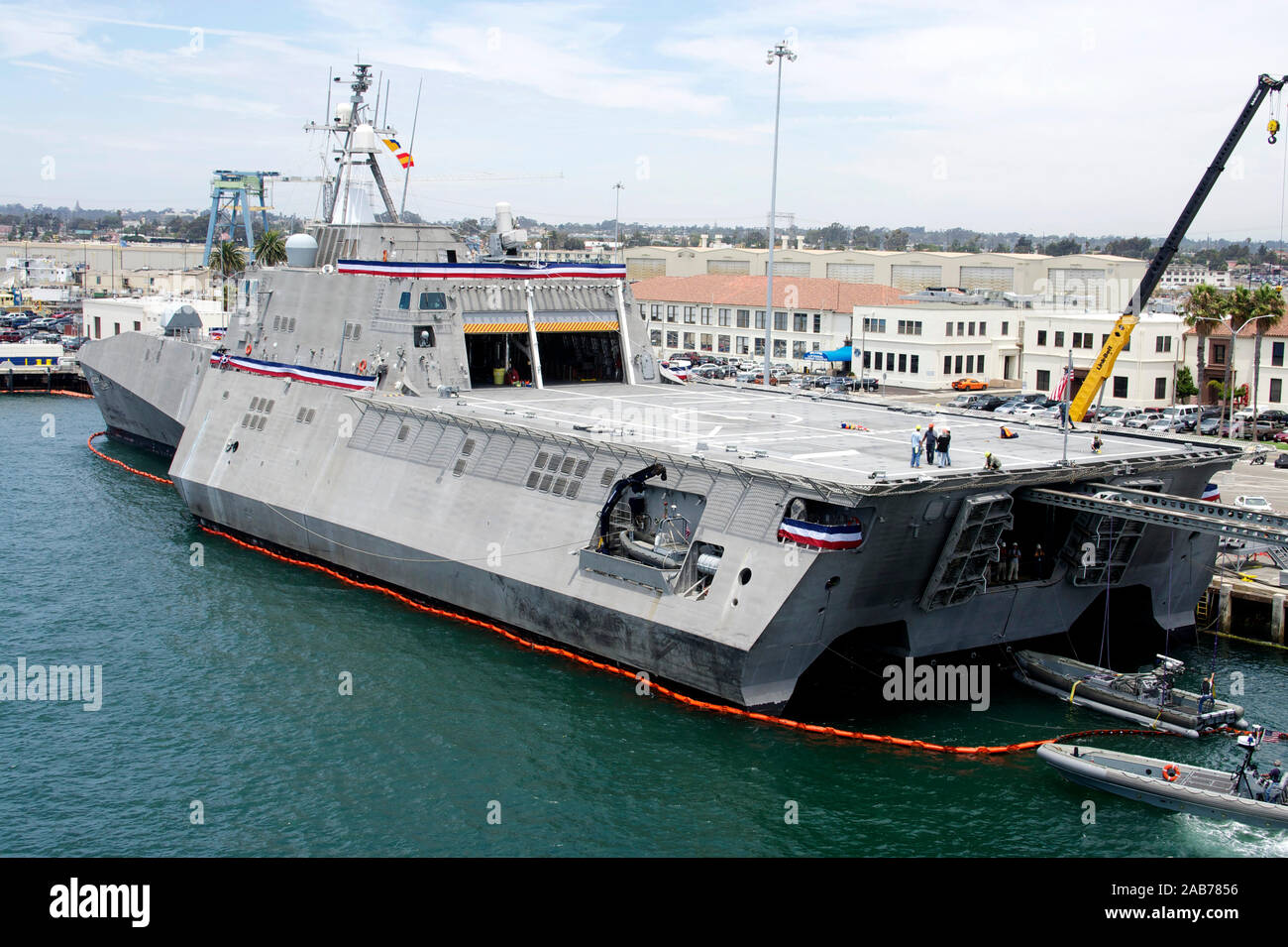 SAN DIEGO (18. Juli 2012) Dem Littoral Combat Ship USS Unabhängigkeit (LCS 2) erholt sich ein Boot bei Naval Base San Diego günstig. Stockfoto