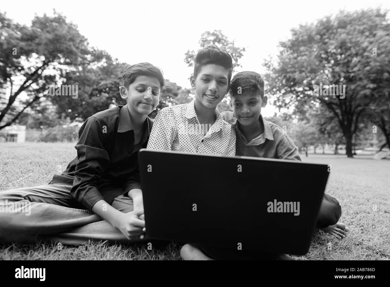 Portrait der indischen Familie zusammen Relaxen im Park Stockfoto