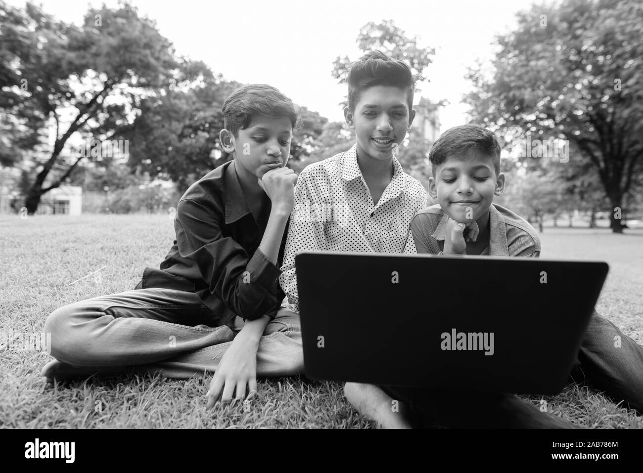 Portrait der indischen Familie zusammen Relaxen im Park Stockfoto