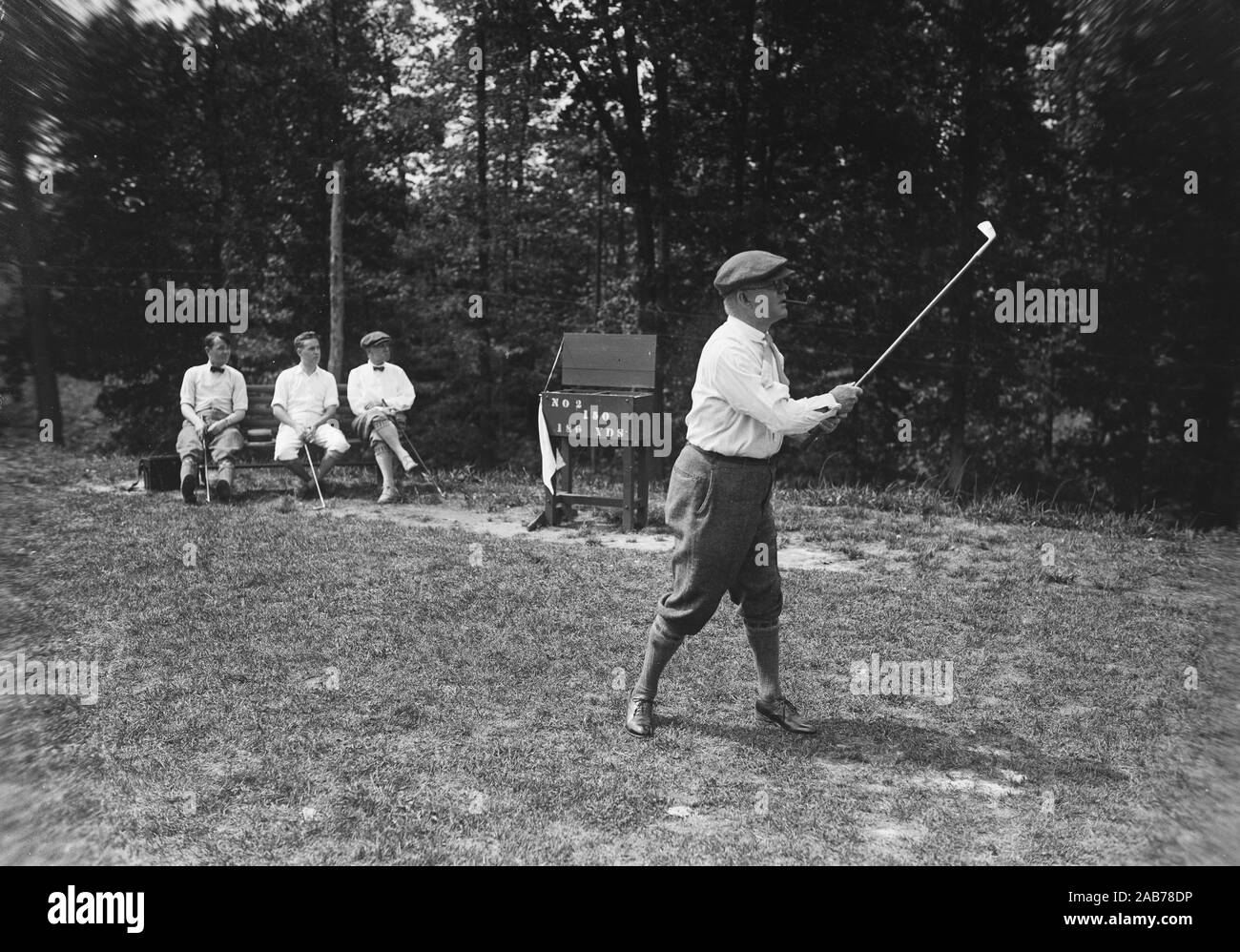 Vintage Golf Fotos - Golfspieler nach Schwingen auf einem Ball Ca. 1924 Stockfoto