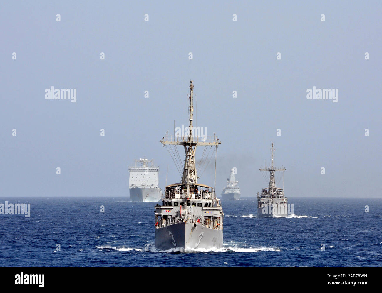 Golf von OMAN (20. September 2012) der britischen Royal Fleet Auxiliary amphibischer Angriff Schiff RFA Cardigan Bay (L3009), links, Mine Gegenmaßnahmen Schiff USS Sentry (MCM 3), der britischen Royal navy Zerstörer HMS Diamond (D 34) und die Grube Gegenmaßnahmen Schiff USS Devastator (MCM 6) Transit in Bildung in den Golf von Oman. Die Koalition Kraft ist zur Unterstützung der internationalen Mine Gegenmaßnahmen Übung (IMCMEX) 2012 als Teil der Task Force Süd in Betrieb. IMCMEX 12 beinhaltet marinen aus mehr als 30 Ländern und konzentriert sich auf die Förderung der regionalen Sicherheit durch Mine Gegenmaßnahme Niederlassungen in den Stockfoto