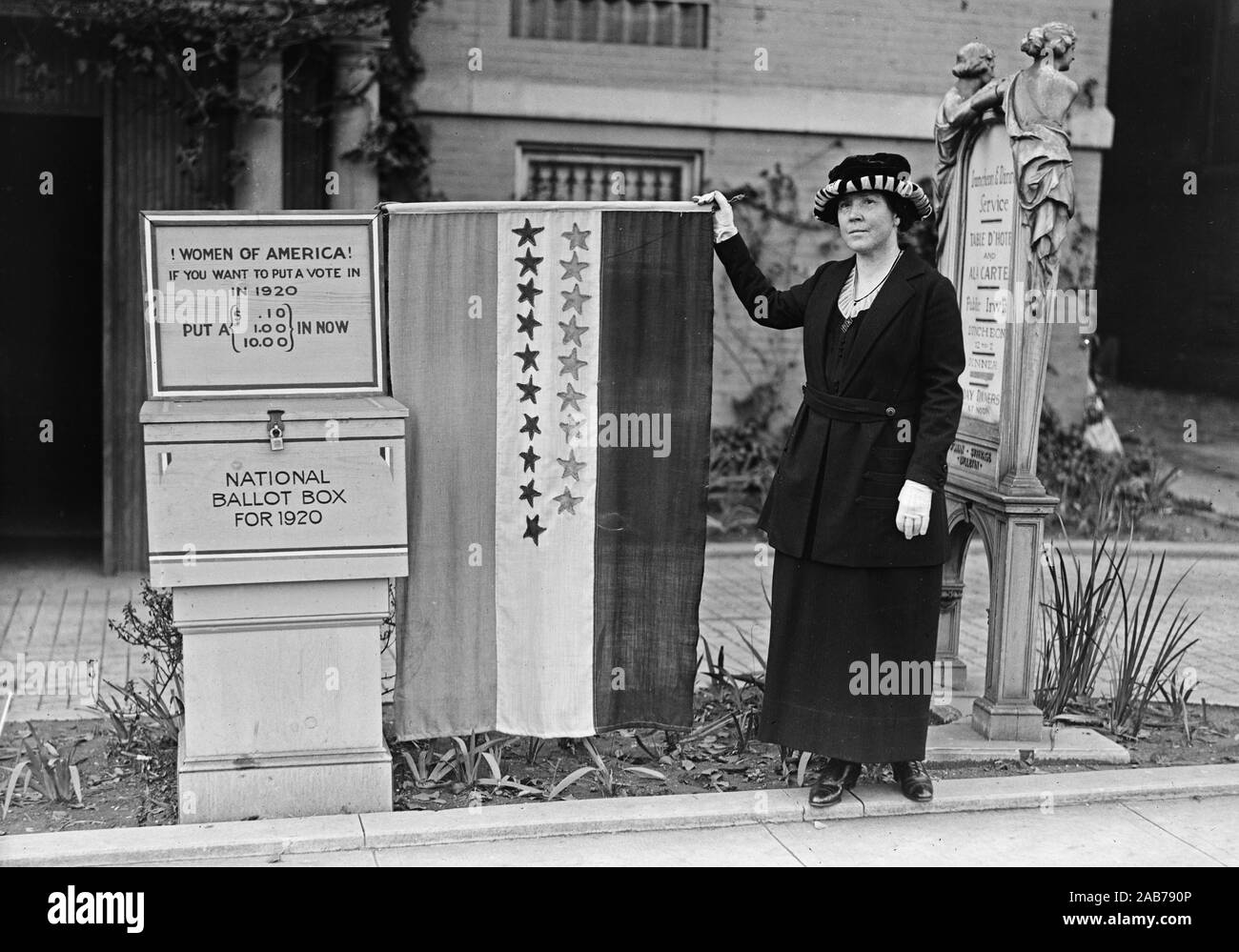 Frauen von Amerika! Wenn Sie möchten, dass eine Abstimmung im 1920 stellen ein (.10, 13.00, 10.00). Nationale Wahlurne für 1920 Ca. 1920 (Frauenwahlrecht) Stockfoto