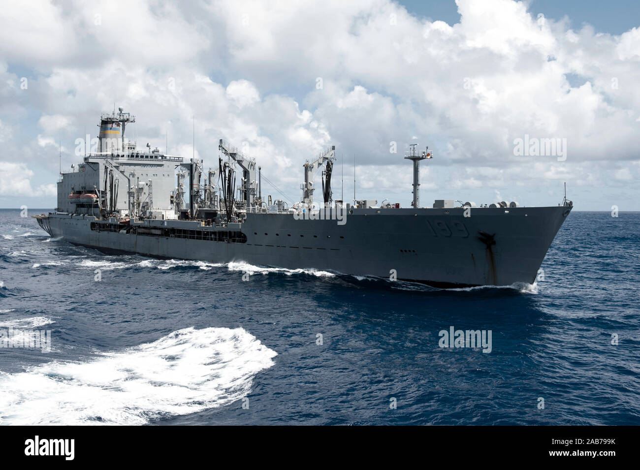 Philippinischen MEER (Aug. 24, 2012) Military Sealift Command flotte Auffüllung öler USNS Tippecanoe (T-AO-199) betreibt neben der Arleigh-Burke-Klasse geführte Anti-raketen-Zerstörer USS McCampbell (DDG85), nicht abgebildet, während eine Auffüll-anforderung auf See. McCampbell ist Teil der George Washington Carrier Strike Group, nur vorwärts eingesetzt Carrier strike Group der US-Marine aus Yokosuka, Japan, und ist derzeit die Durchführung einer Routinepatrouille in der westlichen pazifischen Region. Stockfoto