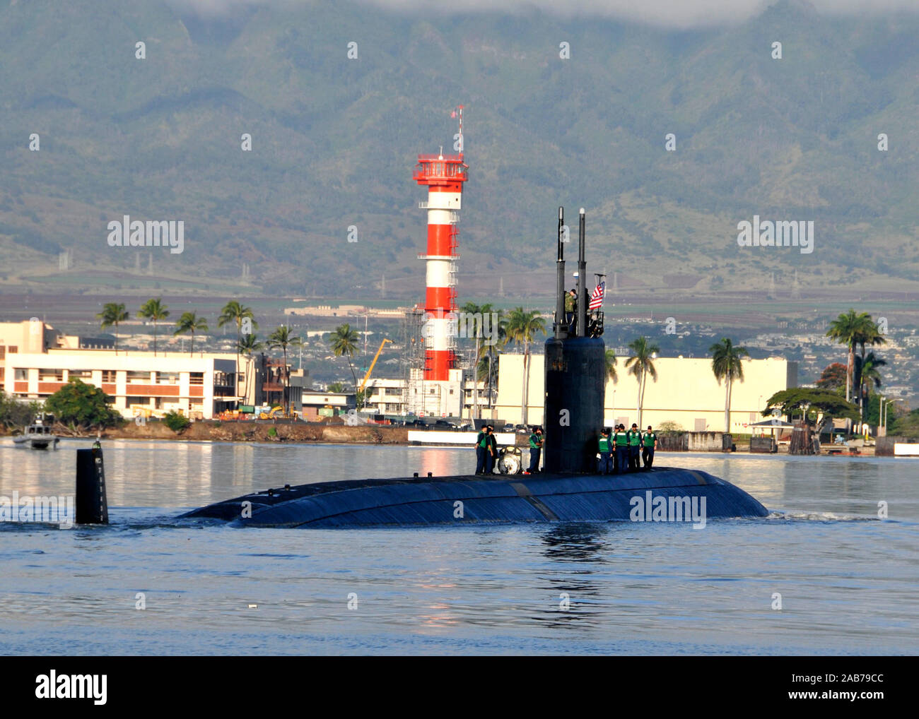 (31. 14, 2011) der Los Angeles-Klasse U-Boot USS Tucson (SSN770) Abfahrt Joint Base Pearl Harbor-Hickam für eine geplante 6-Monats Western Pacific Bereitstellung. Stockfoto