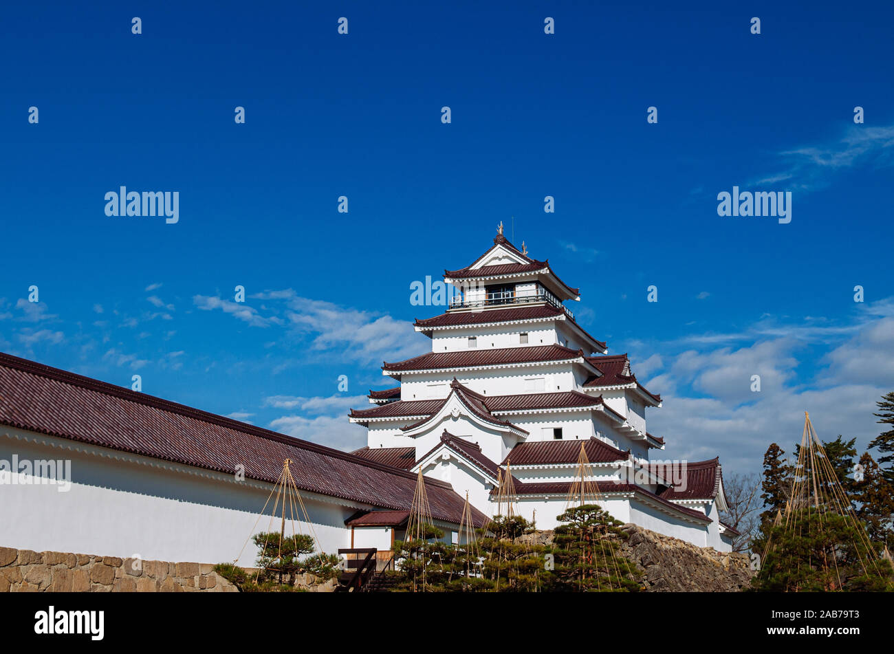 DEC 4, 2018 Aizu Wakamatsu, Japan - Aizu Wakamatsu Tsuruga Schloss und Pine Tree in Winter Park unter blauen Himmel. Fukushima Samurai Herr fortess in Edo p Stockfoto