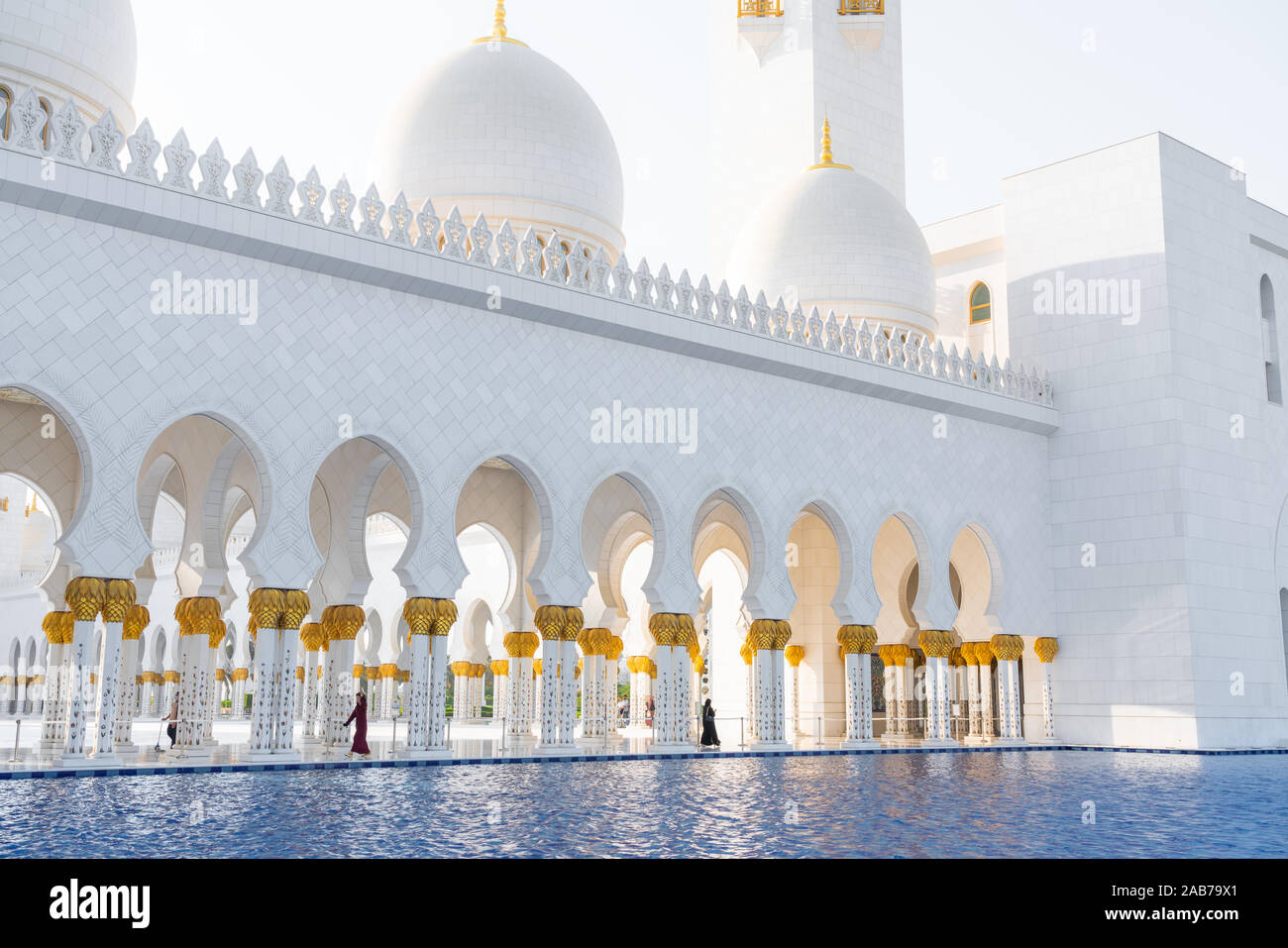 Die schöne Scheich-Zayed-Moschee in Abu Dhabi, Vereinigte Arabische Emirate an einem sonnigen Tag. Stockfoto