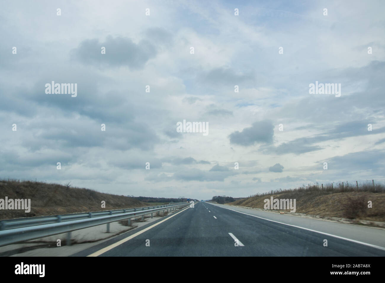 Bulgarische Autobahn mit Pkw und Lkw, asphaltierte Straße mit Schildern an der Seite, nebligen Wetter Stockfoto
