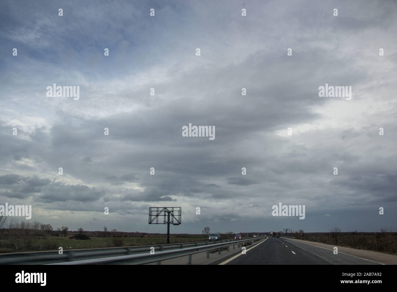 Bulgarische Autobahn mit Pkw und Lkw, asphaltierte Straße mit Schildern an der Seite, nebligen Wetter Stockfoto