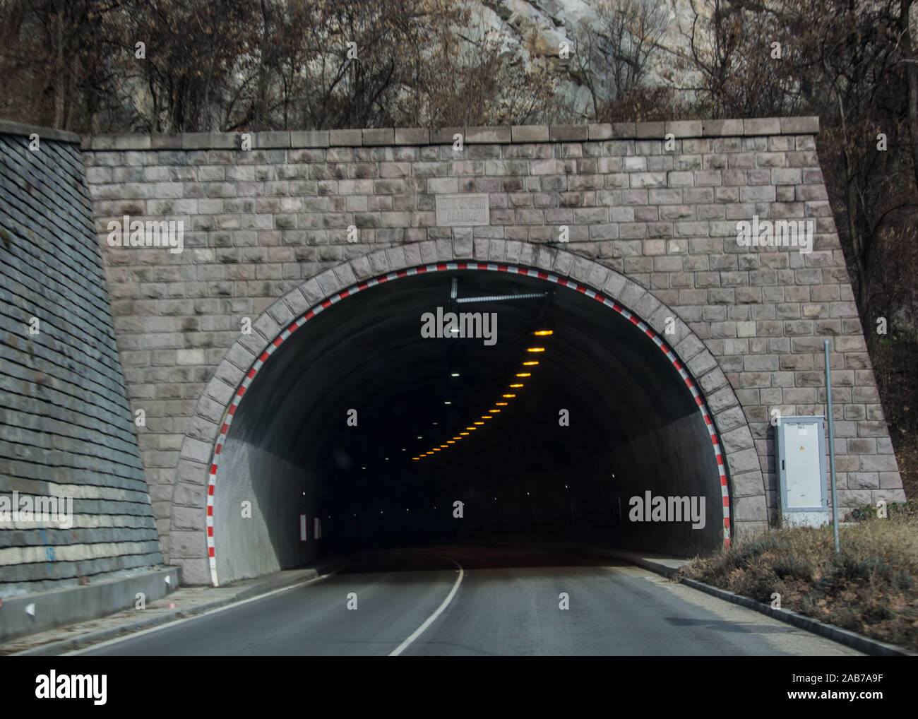 Eingang des Tunnels in den Bergen in Bulgarien, Auto Weg durch die Felsen Stockfoto