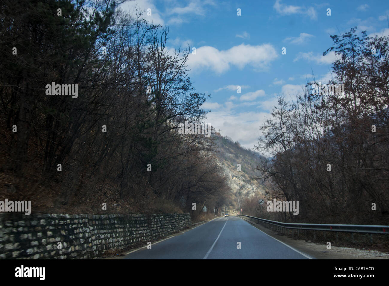 Schönen Bergstraße in Bulgarien, Rhodopi Mountain, Winter auto Straße mit Bäumen und Felsen auf der Seite Stockfoto