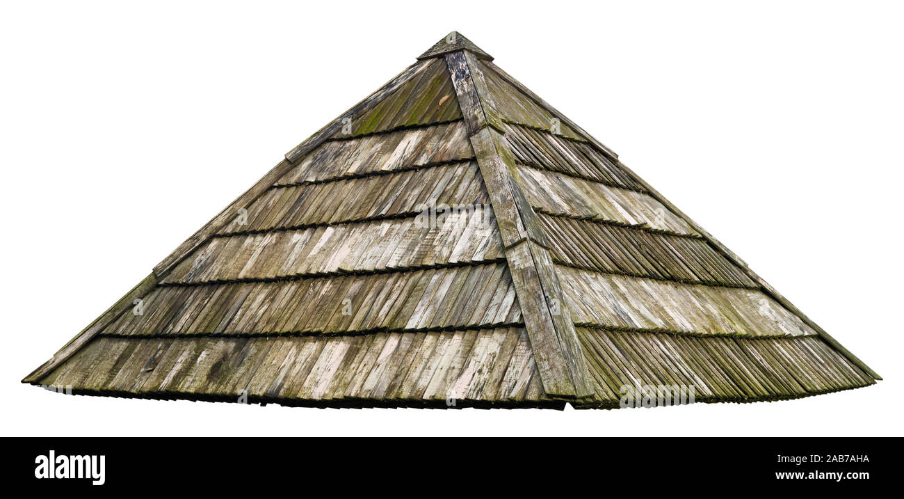 Dach der einfachen ländlichen Halle ist mit alten verrotteten Grün Holz Fliesen bedeckt. Mit patch Isoliert Stockfoto