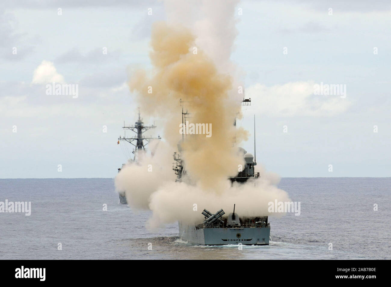 Pazifik (Sept. 20, 2012) Die Ticonderoga-Klasse geführte-missile Cruiser USS Cowpens (CG63) Brände ein Standard Missile 2 (SM-2) Rakete von vorn und hinten Rakete Decks des Schiffes während einer Rakete ausüben. Cowpens freut sich auf Yokosuka, Japan eingesetzt. Stockfoto