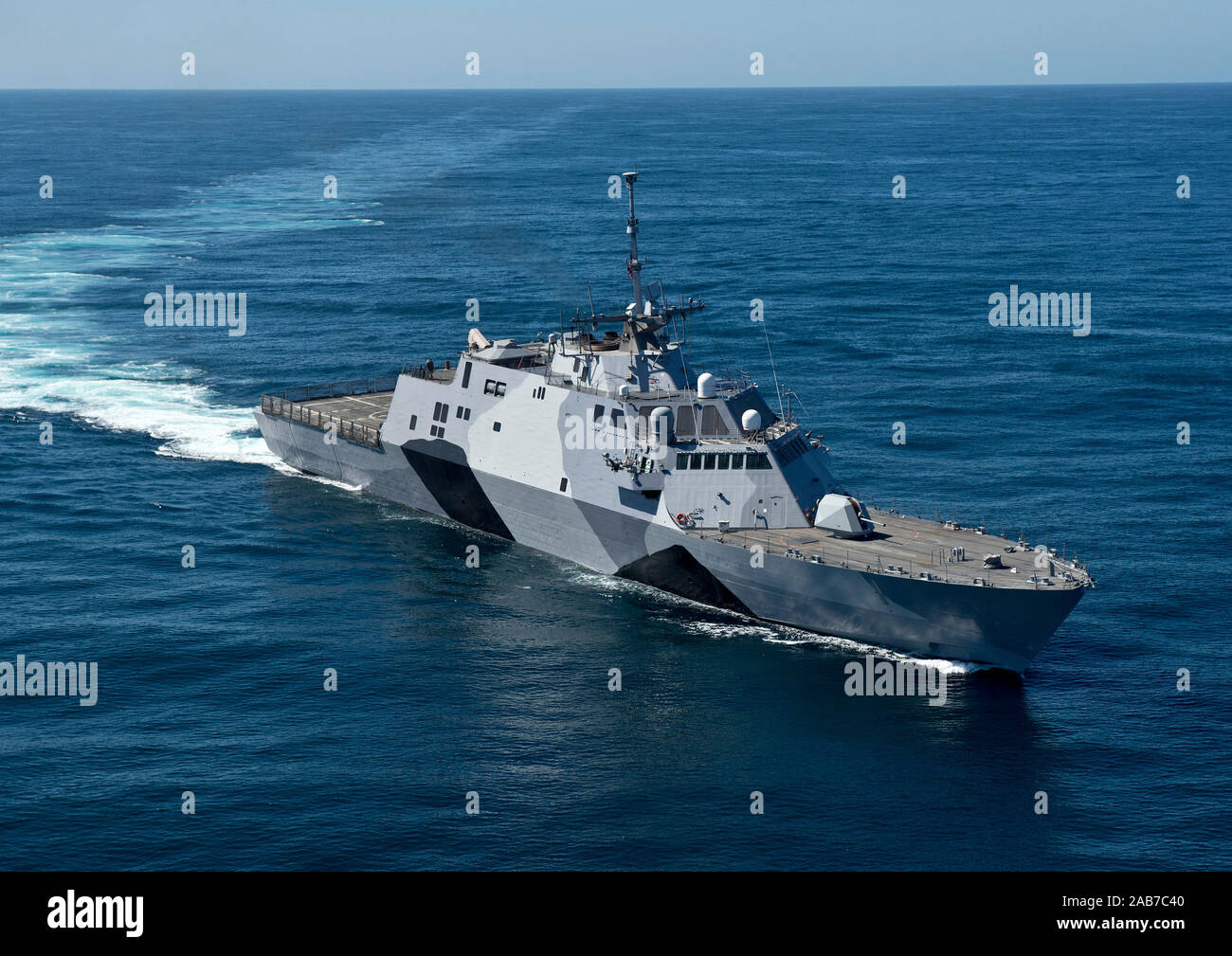 Pazifik (Feb. 22, 2013) dem Littoral Combat Ship USS Freiheit (LCS1) ist im Gange, die Durchführung von Studien, das Meer vor der Küste von Südkalifornien. Stockfoto
