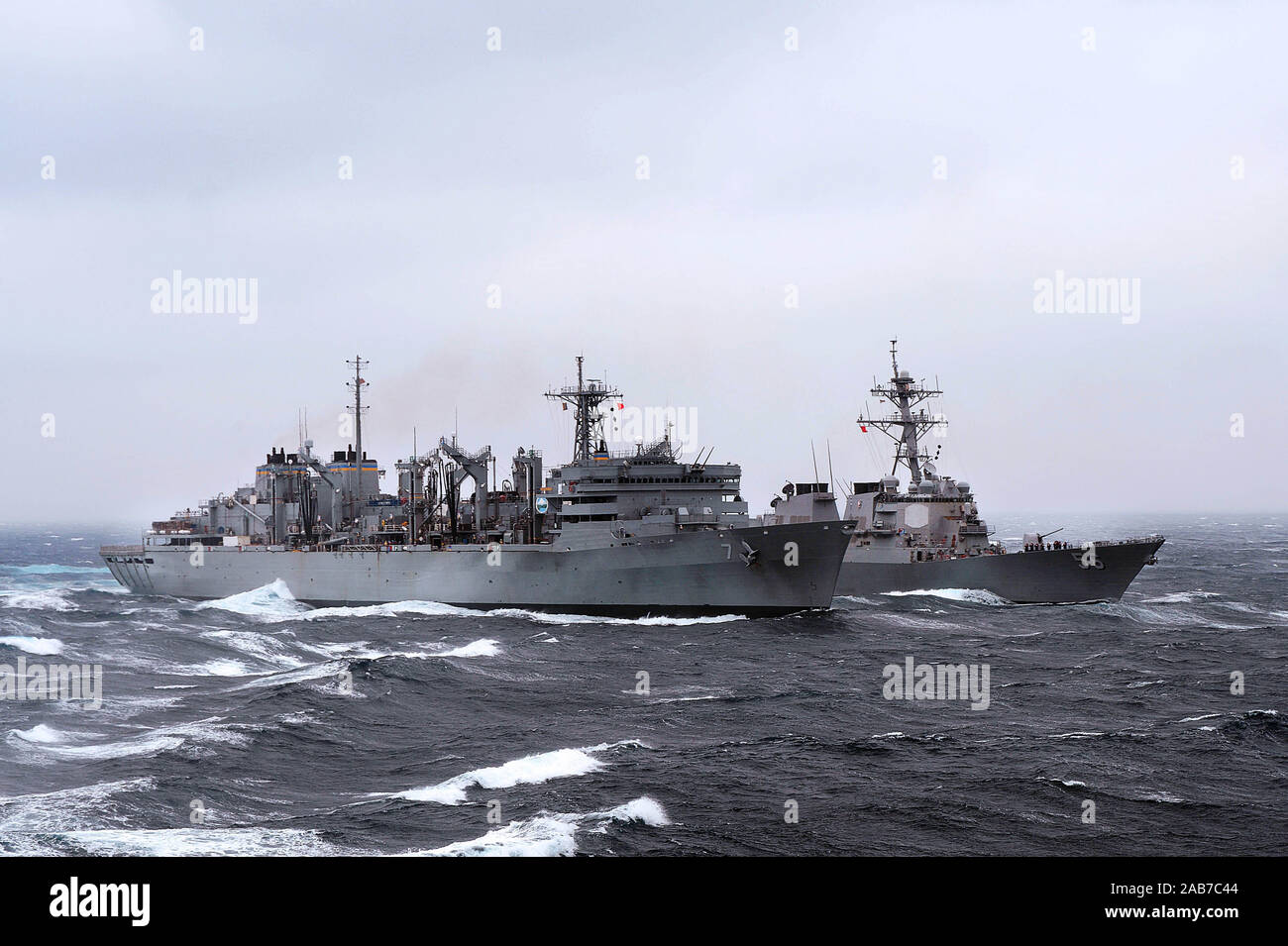 In den Gewässern WESTLICH VON DER KOREANISCHEN HALBINSEL (20. März 2013) Die Military Sealift Command schnell Combat support ship USNS Rainier (T-AOE-7), Links, führt eine Auffüllung auf See mit der Arleigh-Burke-Klasse geführte Anti-raketen-Zerstörer USS John S. McCain (DDG56). Stockfoto