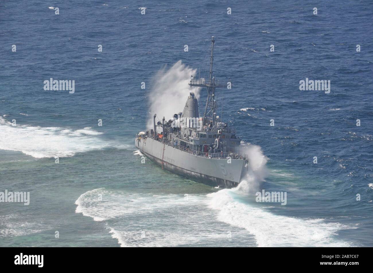 SULU-See (29. Januar 2013) schwere Wellen Absturz gegen die geerdete mir Gegenmaßnahme Schiff USS Guardian (MCM-5), die auf dem Tubbataha Riff in der Sulu-See am 17. Jan. auf Grund lief. Die Erdung und die anschließenden schwere Wellen ständig schlagen Guardian haben schwere Schäden, die Marine zu bestimmen die 23-jährige Schiff wirtschaftlich irreparabel und ist ein Totalverlust führen. Mit der sich verschlechternden Integrität des Schiffes das Gewicht beteiligt, und wo es am Riff, Demontage des Schiffes in den Abschnitten geerdet hat ist die Option nur vertretbar Bergung. Der US-Marine weiterhin in enger co Stockfoto