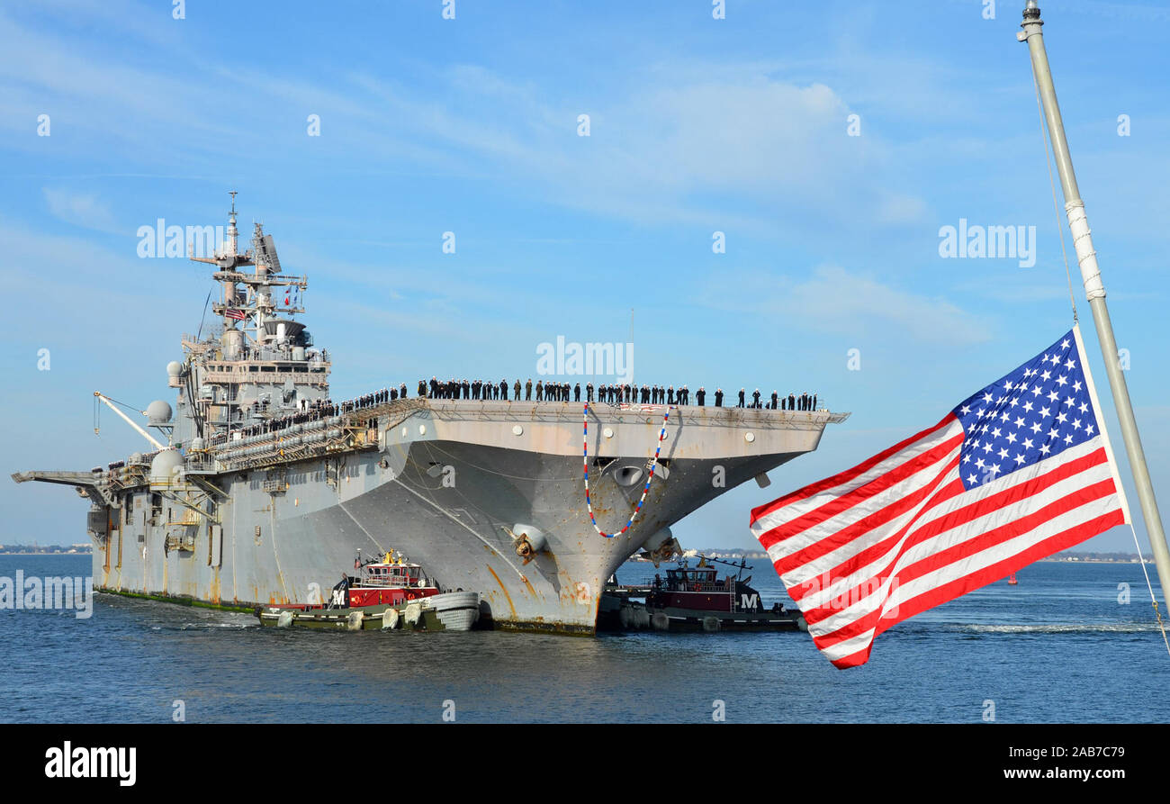 NORFOLK (31. 20, 2012) Die Amphibious Assault ship USS Iwo Jima (LHD7) kehrt in Naval Station Norfolk nach einer neun-Monats-Bereitstellung in der 5. und 6. US-Flotte Verantwortungsbereiche. Die homecoming markiert das Ende der (IWOARG) Bereitstellung der Iwo Jima amphibischen bereit, Gruppe, wo die Schiffe unterstützt die Operation Enduring Freedom, Übungen afrikanischer Löwe, eifrig, Lion und Internationale Mine Countermeasure Übung 2012, durchgeführt und Maritime Security Operations (MSO) und Theater Sicherheit Bemühungen um Zusammenarbeit im Mittelmeerraum und im Arabischen Meer. Stockfoto