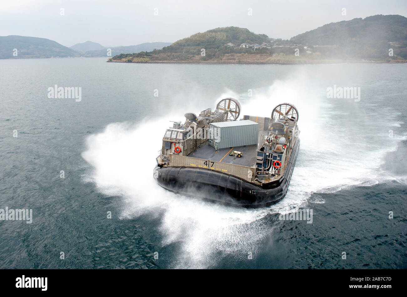 SASEBO, Japan (Jan. 24, 2013) eine Landing Craft air cushion (LCAC) Ansätze der stern-Tor des Amphibious Assault ship USS BONHOMME RICHARD (LHD 6), fügen Sie es auf einer geplanten Einsatz. Bonhomme Richard Amphibious Ready Gruppe ist auf die Bereitstellung in den US 7 Flotte Fläche von Operationen und wird in die Amphibischen integration Training (AIT) und Zertifizierung (certex) und wird in den jährlichen multi-nationalen Combined Joint training Cobra Gold. Stockfoto