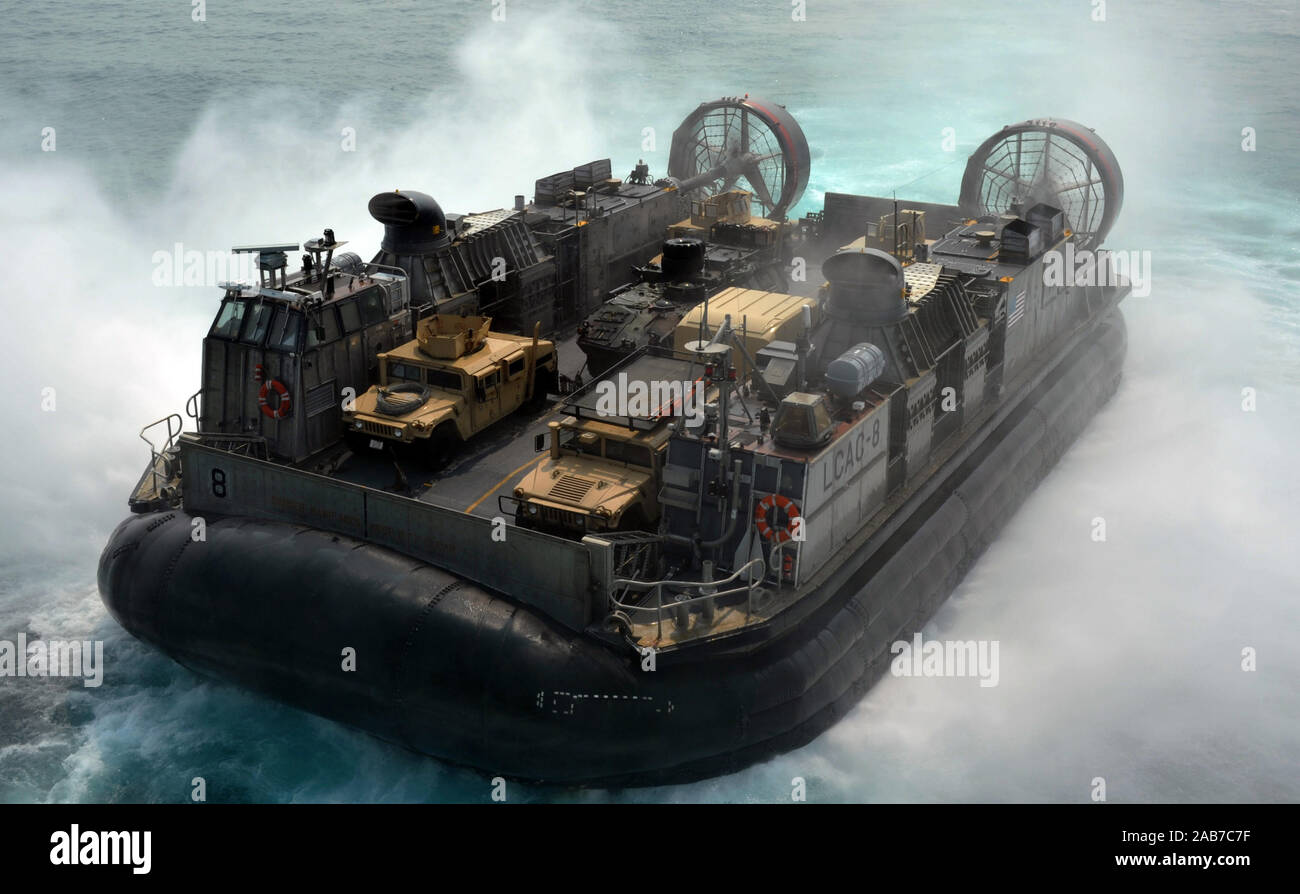 Golf von Thailand (Feb. 10, 2013) Landing Craft Air Cushion (LCAC) 8 zu Naval Beach (NBU) 7, fährt das Deck des Vorwärts zugeordnet - Amphibisches Schiff USS BONHOMME RICHARD (LHD6). Stockfoto