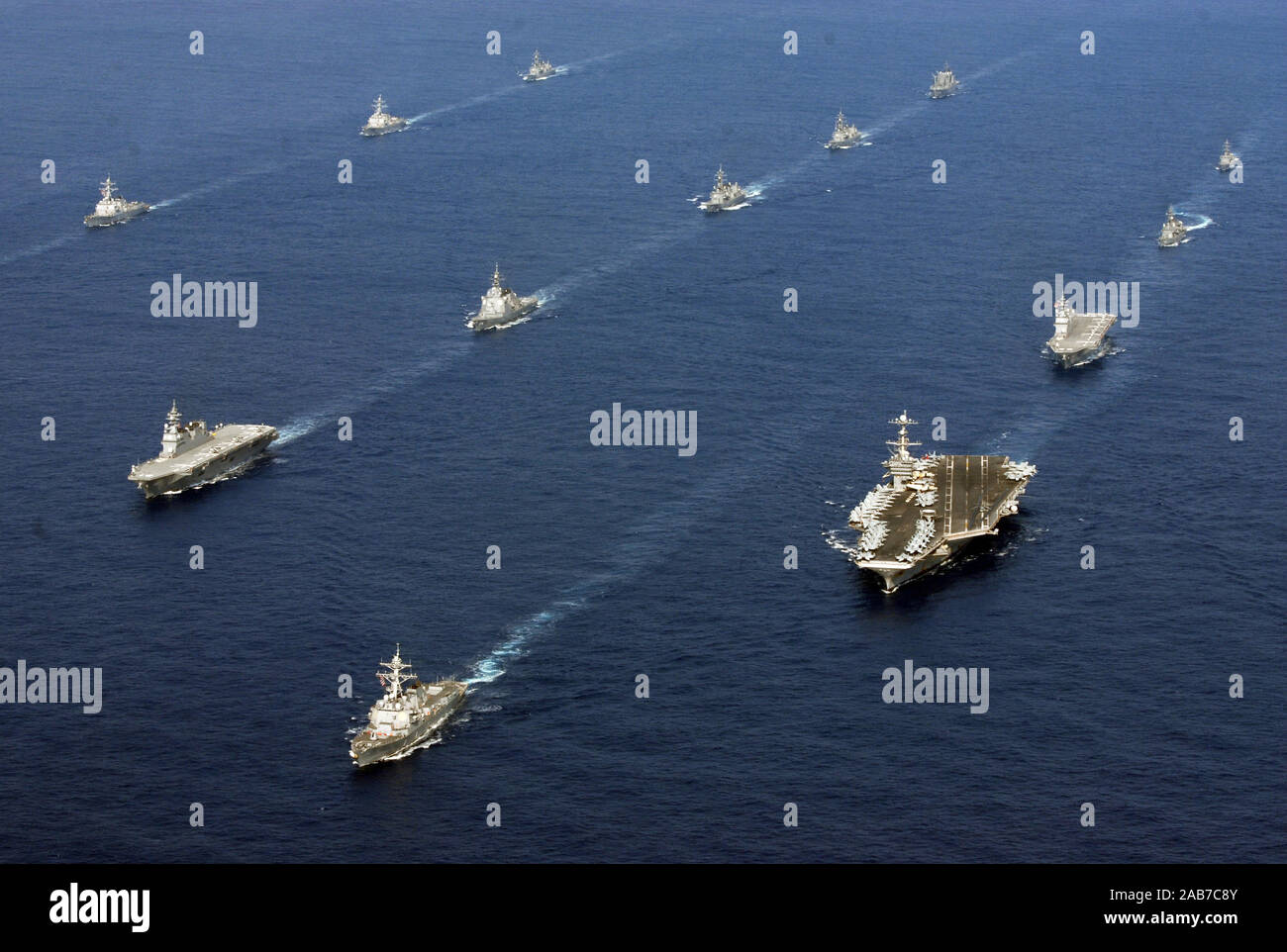 EAST CHINA SEA (Nov. 16, 2012) 24 sechs Schiffe der U.S. Navy und der Japanischen maritimen Verteidigung-kraft sind zusammen unterwegs nach Abschluss der Übung scharfes Schwert 2013. Scharfes Schwert 2013 ist ein halbjährlicher Ausübung gehalten, damit die USA und Japan in Abstimmung verfahren zu trainieren und Interoperabilität wirksam zu verteidigen oder zu einer Krise in Japan und der asiatisch-pazifischen Region reagieren zu erhöhen. Stockfoto
