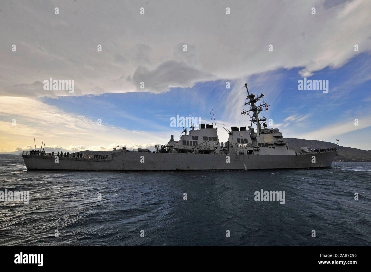 Die SOUDA BUCHT, Griechenland (Okt. 2010) 29, 2012) Die geführte Anti-raketen-Zerstörer USS Laboon (DDG58) erhält unterwegs aus dem Marathi NATO pier Werk nach einer geplanten Hafen besuchen. Laboon, homeported aus Norfolk, Virginia, ist auf einem geplanten Einsatz zur Unterstützung der Theater Zusammenarbeit im Bereich der Sicherheit und Gefahrenabwehr im Seeverkehr Bemühungen in den USA 6 Flotte Verantwortungsbereich. Stockfoto