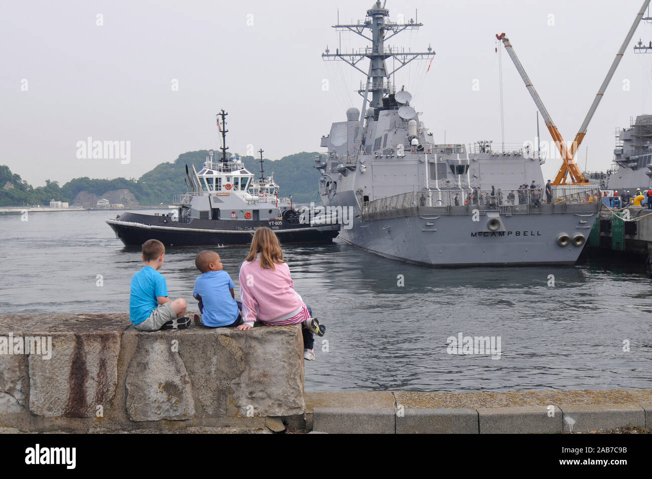 YOKOSUKA, Japan (17. Mai 2012) Kinder von Matrosen in den geführten zugeordnet Anti-raketen-Zerstörer USS McCampbell (DDG85) ansehen, wie das Schiff fährt für eine Patrouille der westlichen Pazifik. Stockfoto