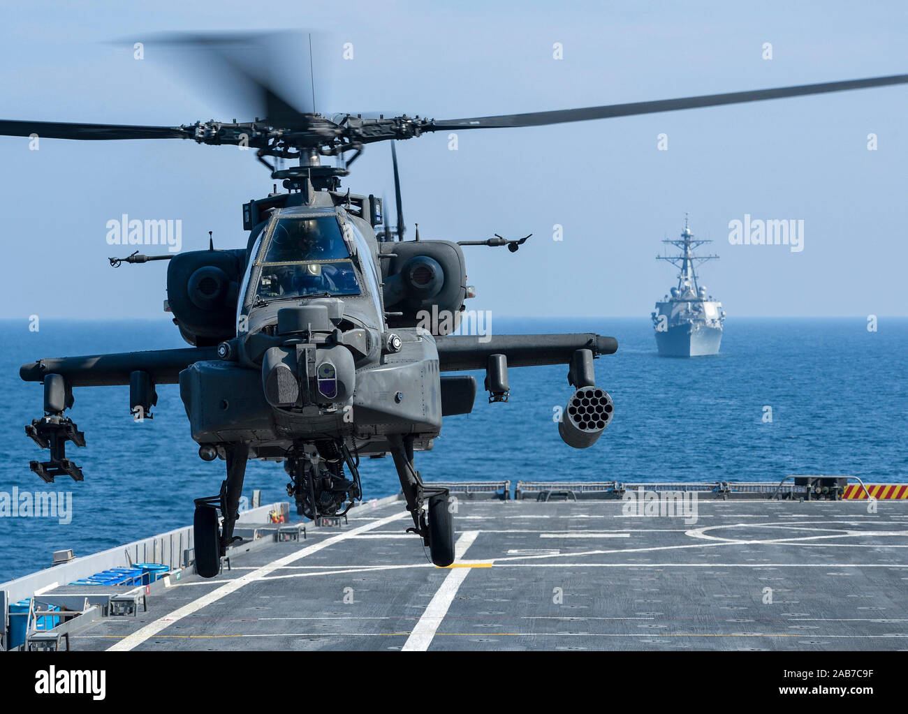 (Nov. 11, 2012) ein US-Army AH-64D Apache Hubschrauber hebt ab Flott vorwärts Staging Base (Interim) USS Ponce (AFSB (I) 15), die während einer Übung wie die geführte Anti-raketen-Zerstörer USS Benfold (DDG65) Transite in der Nähe. Ponce, früher als amphibious Transport dock Schiff, wurde umgebaut und neu klassifiziert zu erfüllen eine langjährige US Central Command Anforderung für eine AFSB in den USA 5 Flotte Verantwortungsbereich befinden. Stockfoto