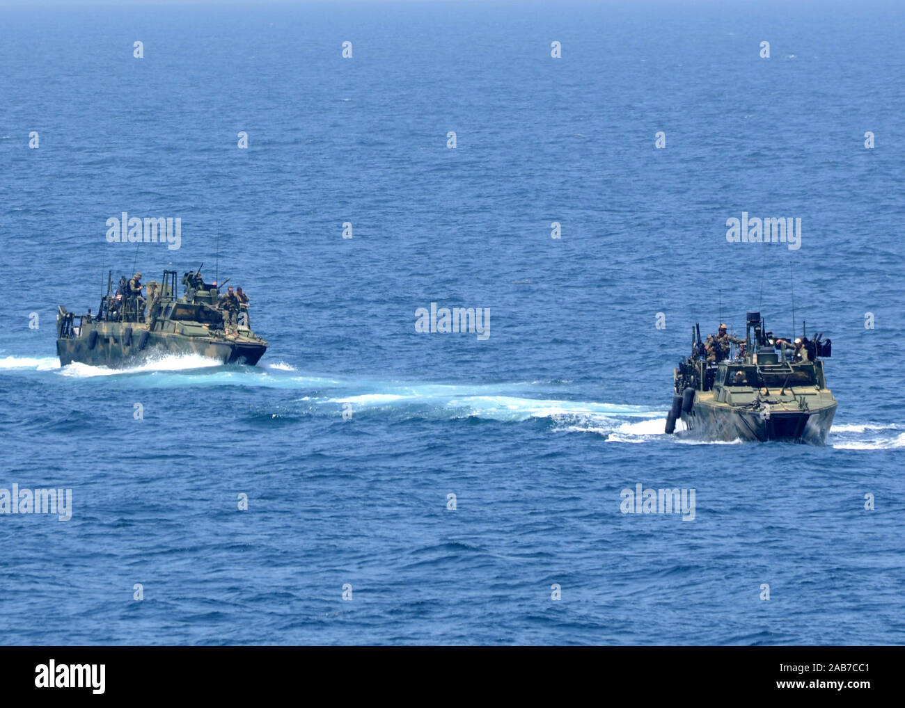 (27. Juni 2012) Riverine Befehl Boote aus Riverine Squadron (RIVRON) 2 Ansatz Die amphibious Transport dock Schiff USS New York (LPD-21). Stockfoto